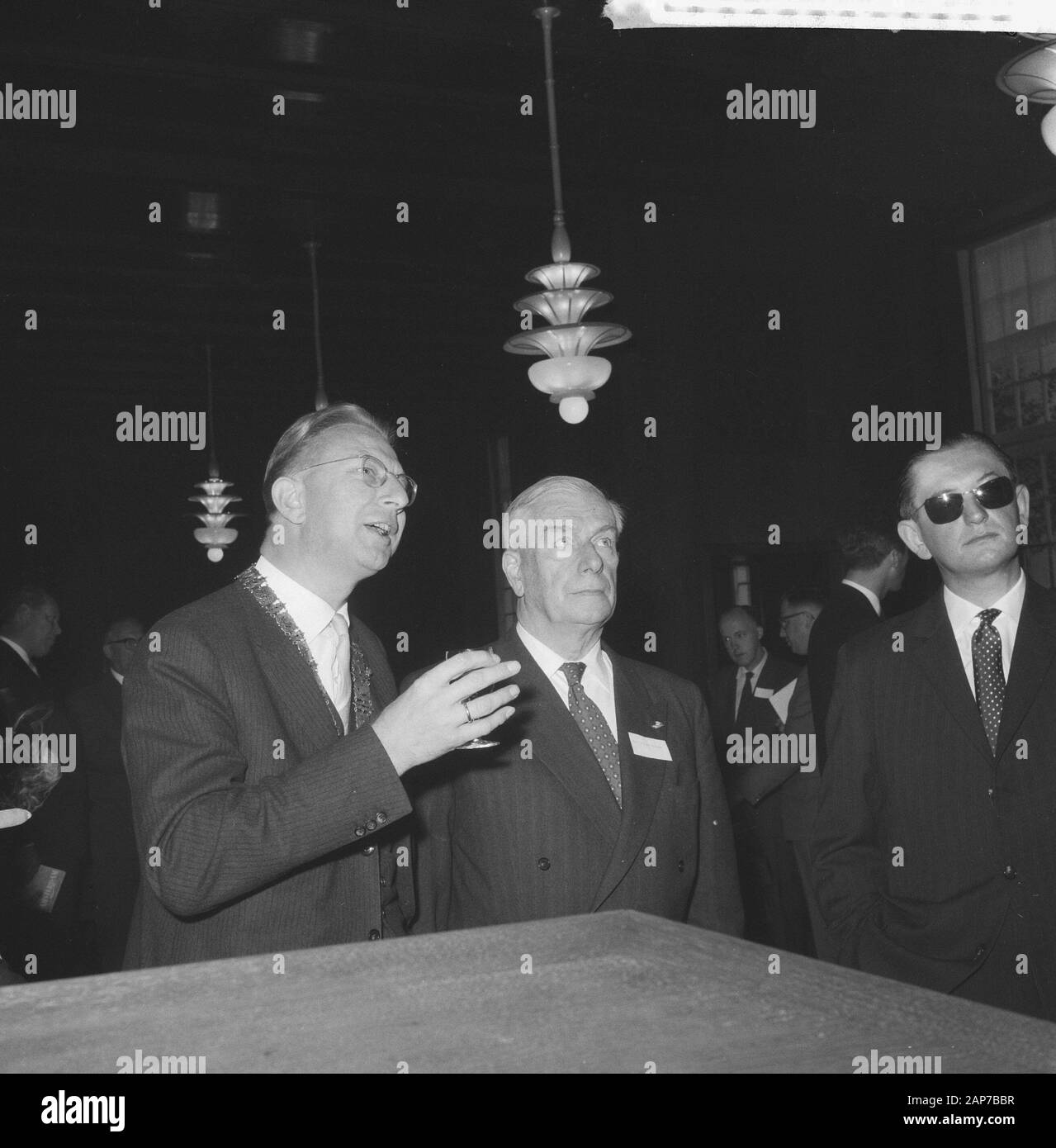 I partecipanti Assemblea Generale della Confederazione dei datori di lavoro olandesi presso il municipio di Amsterdam Data: Ottobre 13, 1960 Location: Amsterdam, Noord-Holland Parole chiave: i partecipanti, le riunioni dei membri, ricevute, city hall nome personale: Federazione dei datori di lavoro olandesi Foto Stock