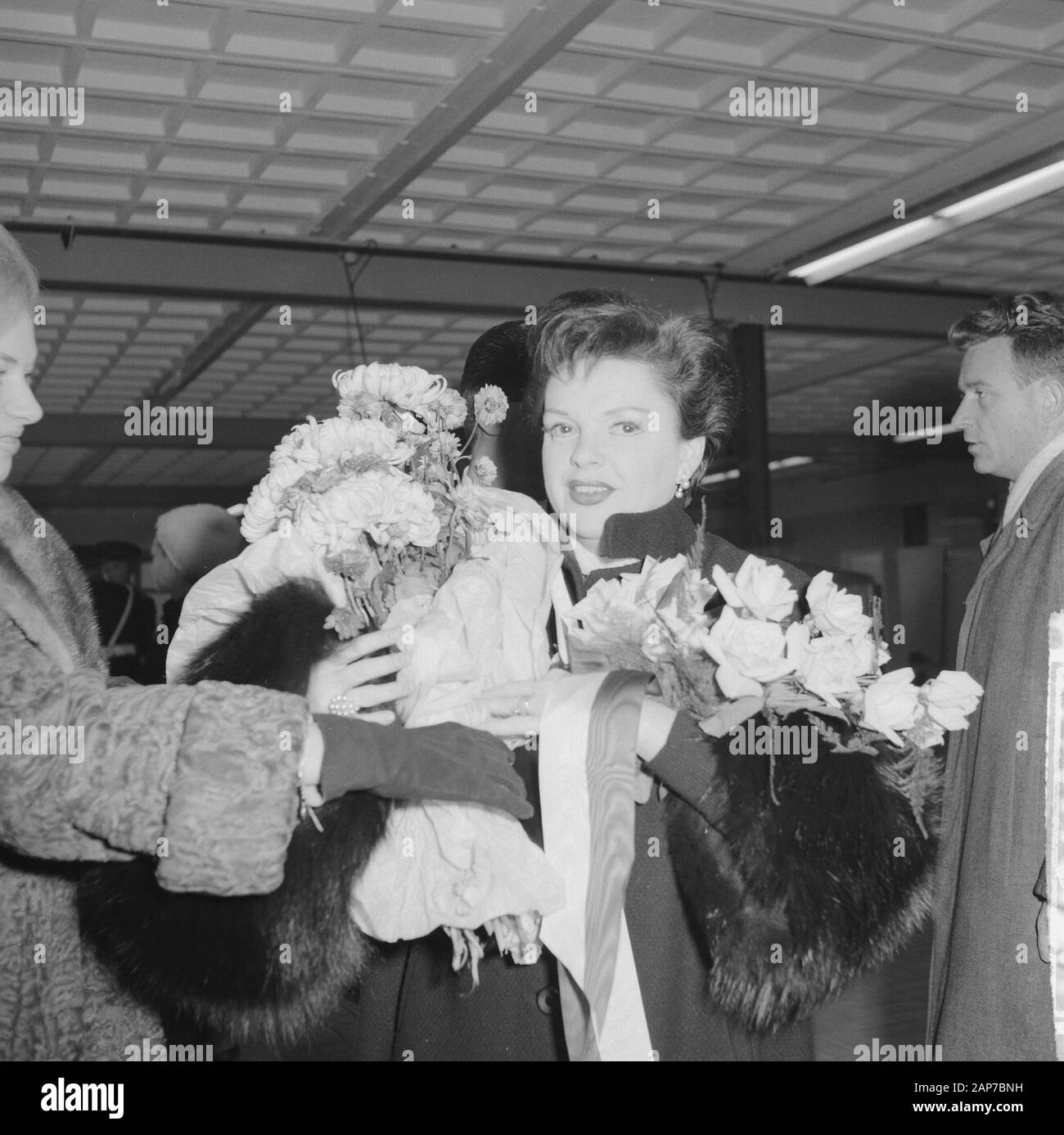 Arrivo Judy Garland a Schiphol, Judy nella sala degli arrivi Data: 9 dicembre 1960 Location: Noord-Holland, Schiphol Parole chiave: arrivi, arrivi alllen nome personale: Judy Garland Foto Stock