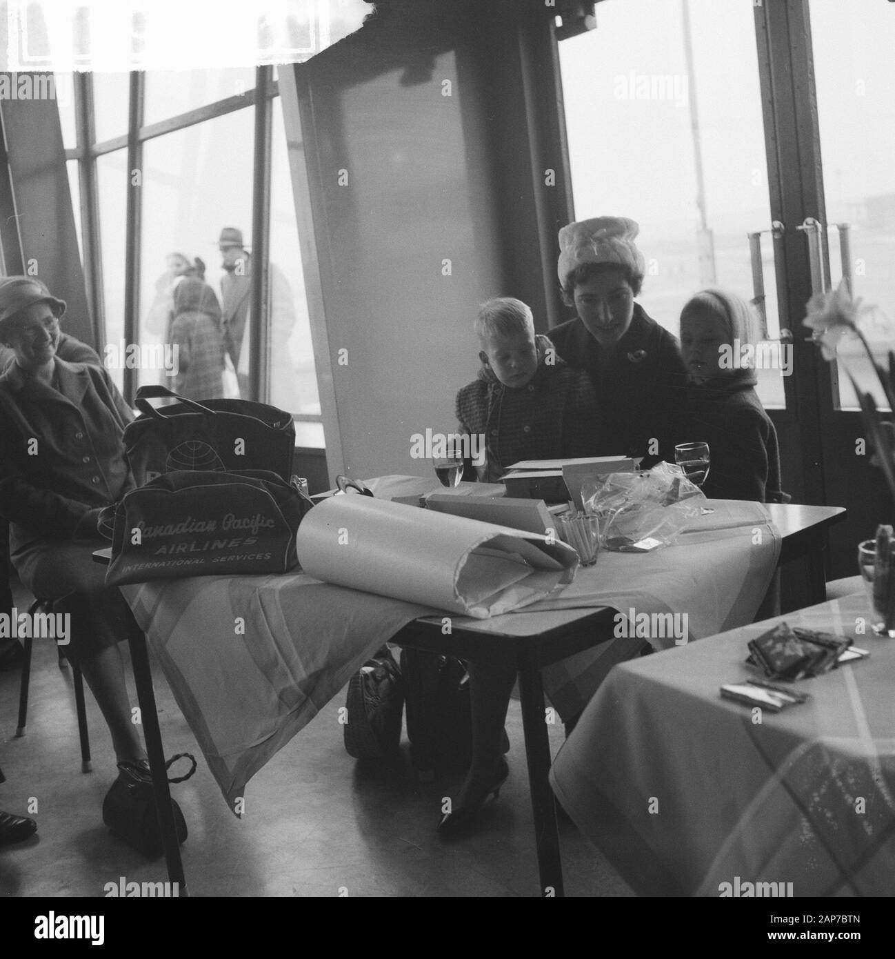 1,5 milionesimo visitatore a Schiphol, la sig.ra T. Maelderink con bambini dietro i suoi doni Data: 23 dicembre 1960 Parole chiave: doni, i bambini, i visitatori nome personale: Maalerink, T. Foto Stock