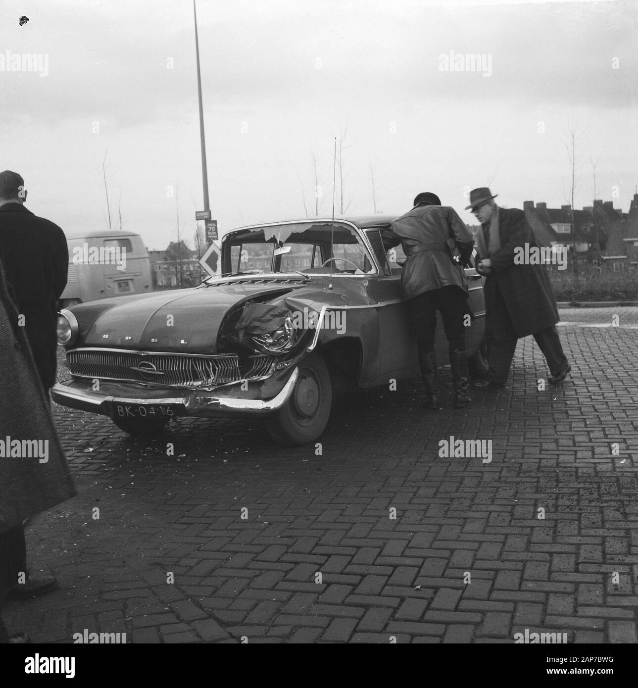Collisione auto Middenweg Duivendrechtkade, auto danneggiata Data: 22 dicembre 1960 Parole chiave: urti di veicoli, Autos Foto Stock