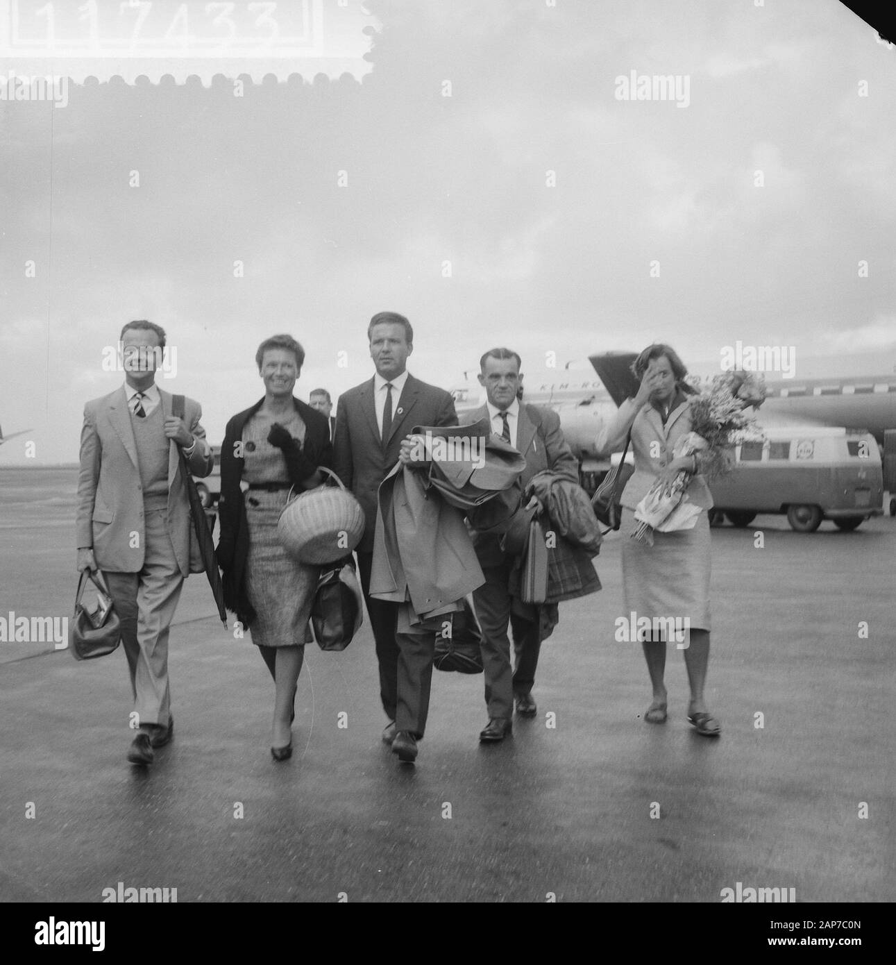 Arrivo medico Cross-Team rosso dal Congo a Schiphol da l.n.r. D. Herschee, la sig.ra G.A.W. Peetoom, F. Peetoom, J.A. Steenveld e mej. M. van de Veer Data: 5 novembre 1960 Luogo: Noord-Holland, Schiphol Parole chiave: arrivi nome personale: Herschee, D., Peetoom, F., Peetoom, G.A.W., Steenveld, J.A., Vira, M. van de Foto Stock