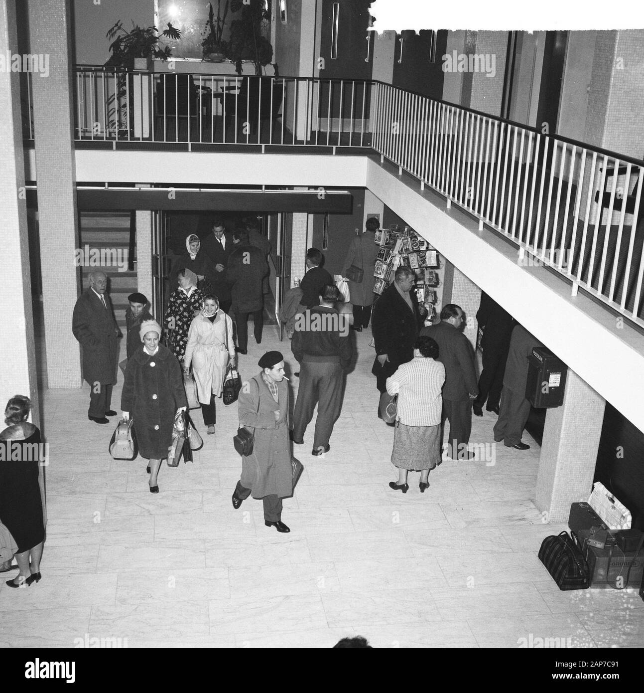 Arrivo della Unione Sovietica Emble Moisseev balletto in Rotterdam Annotazione: Igor Moiseev Aleksandrovich (Russo: Игорь Александрович Моисеев) (Kiev, 21 Gennaio 1906 - Mosca, 2 novembre 2007) era un russo coreografo di danze popolari, e che è considerato il più grande nella sua professione durante il ventesimo secolo. (Fonte: Wikipedia) Data: 19 novembre 1960 Luogo: Rotterdam, Zuid-Holland Parole chiave: data di arrivo e di partenza, le compagnie di danza Foto Stock