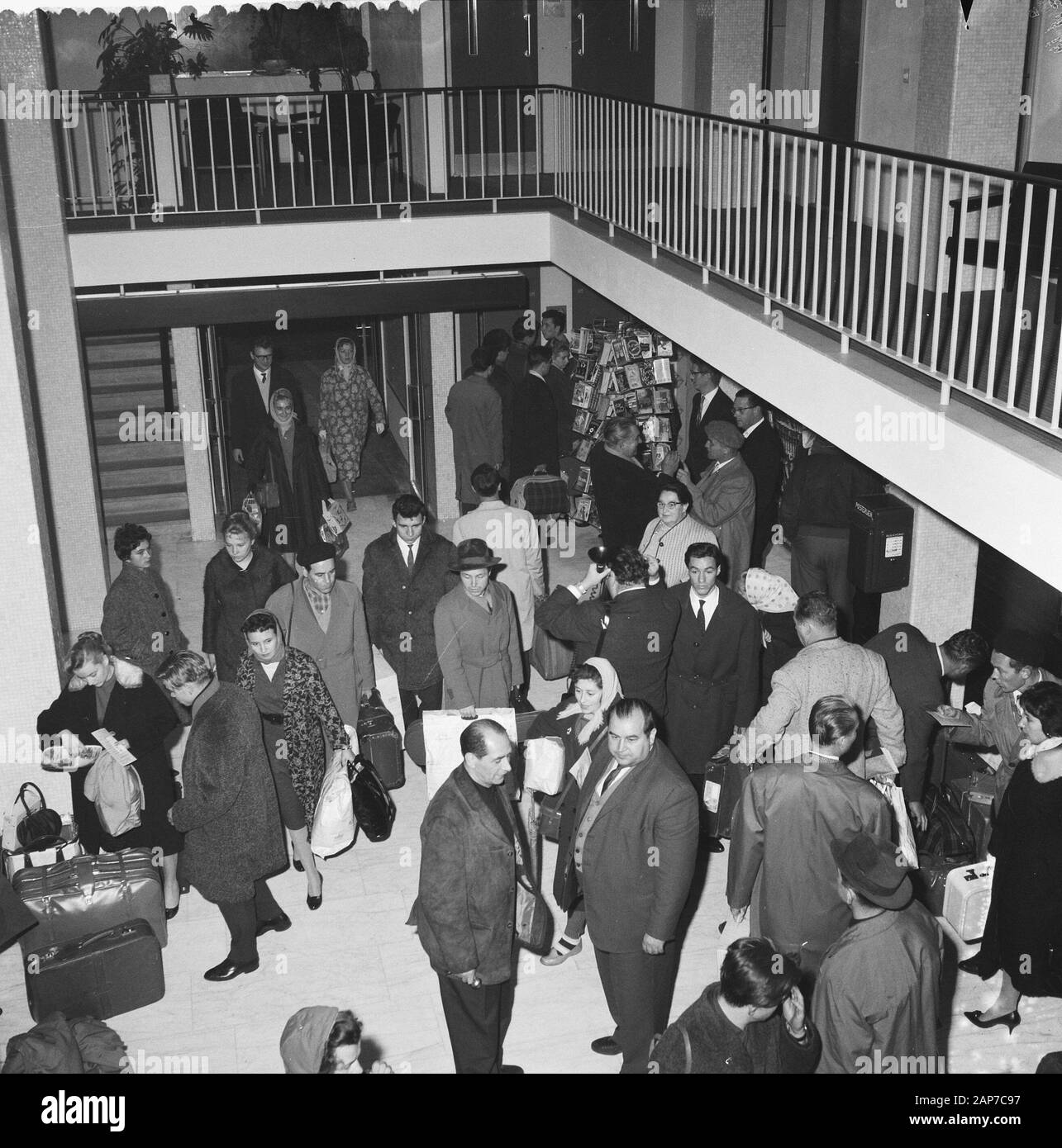 Arrivo della Unione Sovietica Emble Moisseev balletto in Rotterdam Annotazione: Igor Moiseev Aleksandrovich (Russo: Игорь Александрович Моисеев) (Kiev, 21 Gennaio 1906 - Mosca, 2 novembre 2007) era un russo coreografo di danze popolari, e che è considerato il più grande nella sua professione durante il ventesimo secolo. (Fonte: Wikipedia) Data: 19 novembre 1960 Luogo: Rotterdam, Zuid-Holland Parole chiave: data di arrivo e di partenza, le compagnie di danza Foto Stock