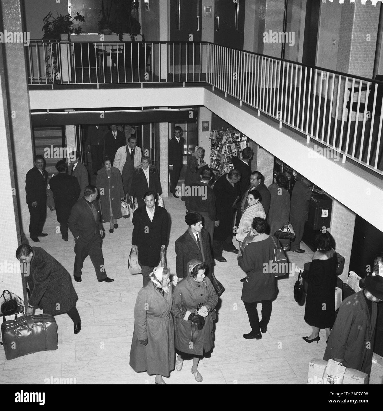 Arrivo della Unione Sovietica Emble Moisseev balletto in Rotterdam Annotazione: Igor Moiseev Aleksandrovich (Russo: Игорь Александрович Моисеев) (Kiev, 21 Gennaio 1906 - Mosca, 2 novembre 2007) era un russo coreografo di danze popolari, e che è considerato il più grande nella sua professione durante il ventesimo secolo. (Fonte: Wikipedia) Data: 19 novembre 1960 Luogo: Rotterdam, Zuid-Holland Parole chiave: data di arrivo e di partenza, le compagnie di danza Foto Stock