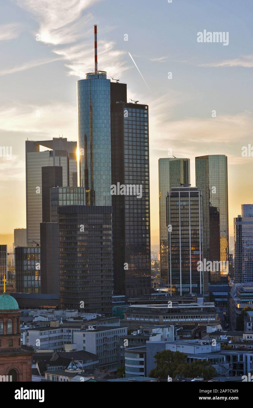 Lo Skyline di Francoforte sul Main, di fronte al tramonto Foto Stock