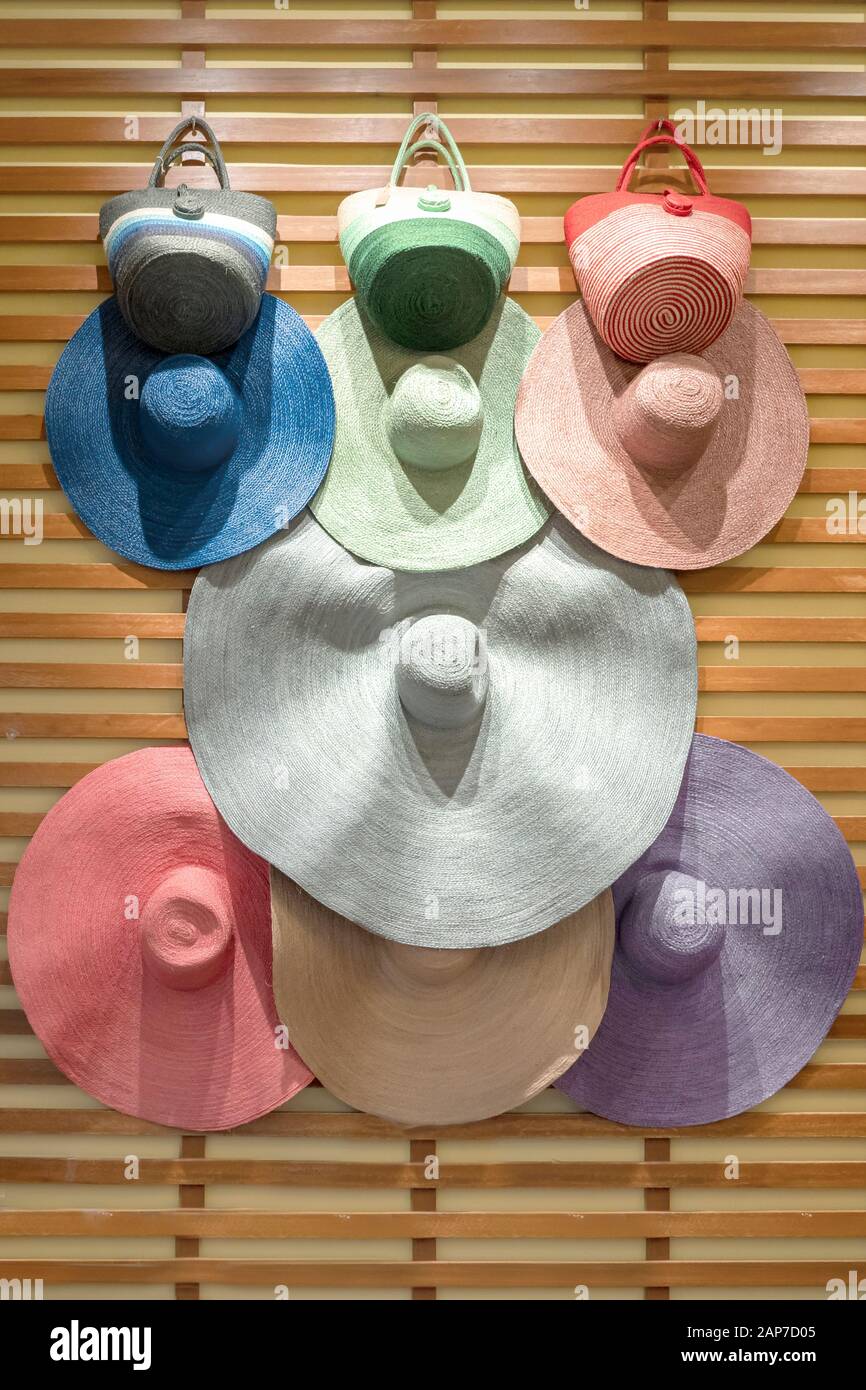 Cappelli in paglia donna immagini e fotografie stock ad alta risoluzione -  Alamy