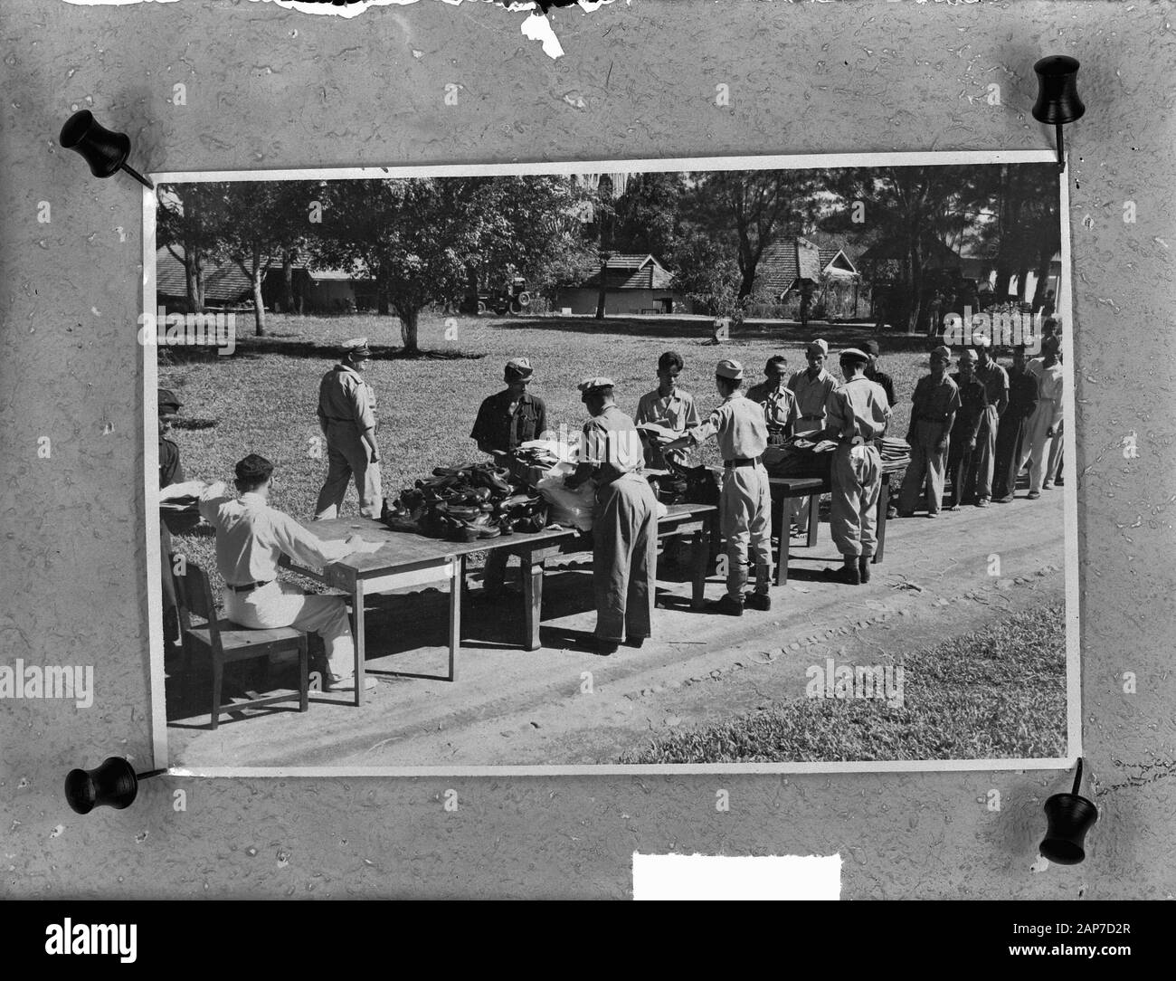 La polizia repubblicana di Rantau-Prapat (Nord Sumatra) rimasta dopo l'arrivo delle truppe Ned in gran parte. Insieme con la recente assunzione del personale, gli uomini sono addestrati per diventare una moderna forza di polizia per mantenere l ordine e la pace nella zona. Dei restanti agenti di polizia, molto pochi avevano uniforme. Già il 1 gennaio 1949 una nuova uniforme è stato rilasciato per le forze di polizia. Data: 1 gennaio 1949 Luogo: Indonesia, Indie olandesi, Sumatra Nome istituto: repubblicani Foto Stock