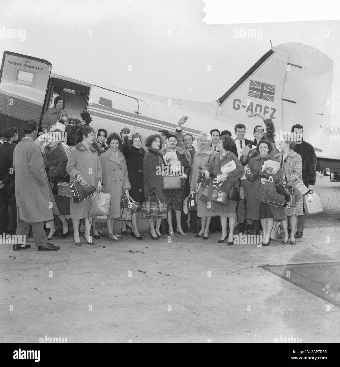 Arrivo a Schiphol personale vacanza sul ghiaccio. Il gruppo per l'aeromobile Data: Marzo 12, 1961 Location: Noord-Holland, Schiphol Parole chiave: arrivi, ritratti di gruppo Foto Stock