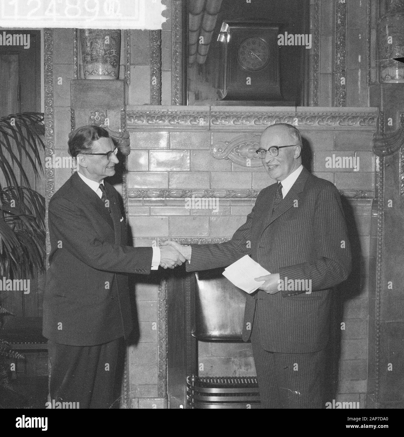 Fetter direttore per lo sviluppo della città di Amsterdam. Sindaco di Walsum (r) e Ir. J. Rutgers Data: 17 maggio 1961 Location: Amsterdam, Noord-Holland Parole chiave: AFSELF, città sviluppi, amministrazione nome personale: Ir. J. Rutgers, Walsum, van Gerard Foto Stock