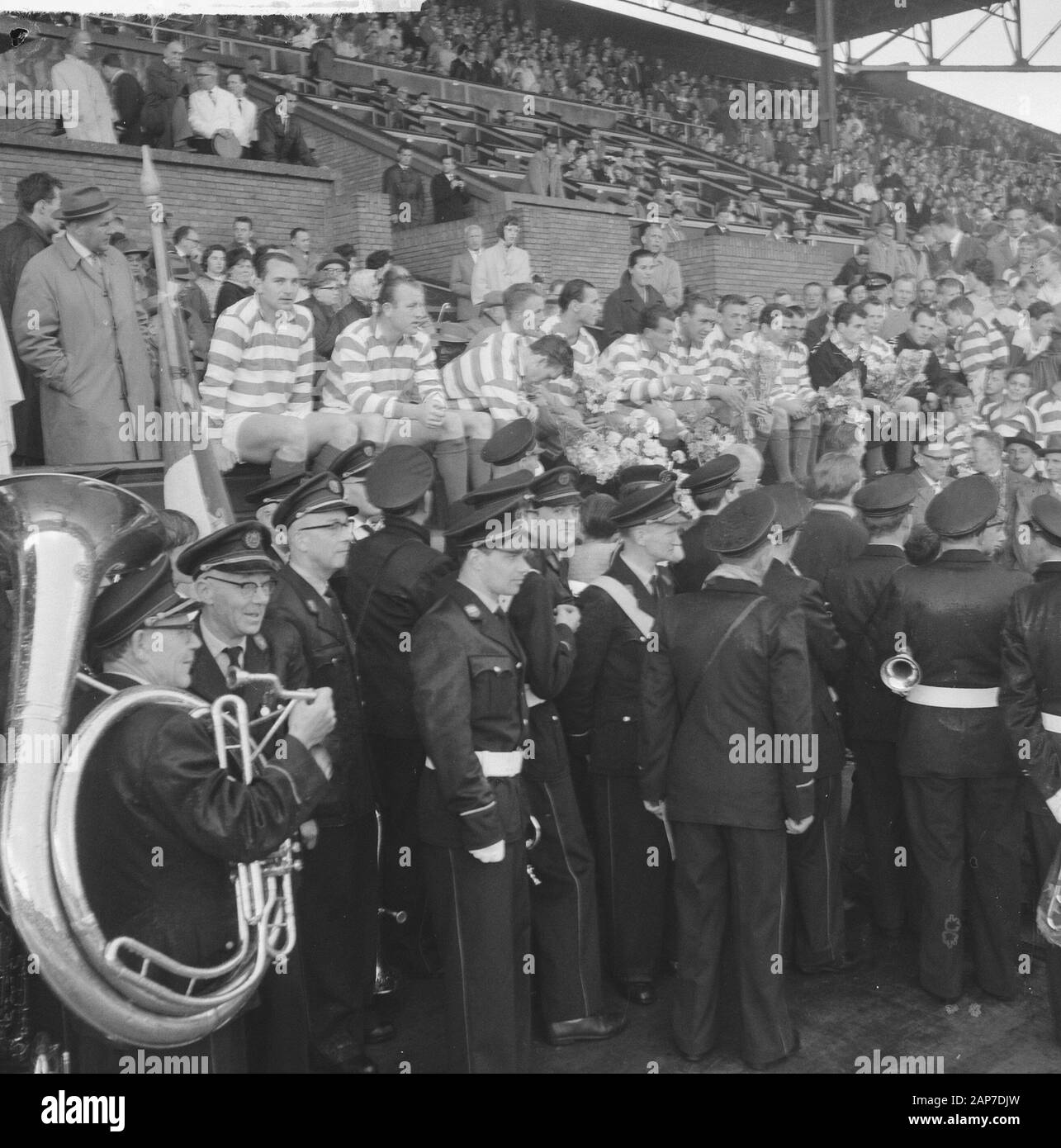 Colore bianco-blu cerimonia presso lo Stadio Olimpico. Team sulla tribuna onorario Data: 28 maggio 1961 Parole chiave: squadre, onori Nome istituto: Stadio Olimpico Foto Stock