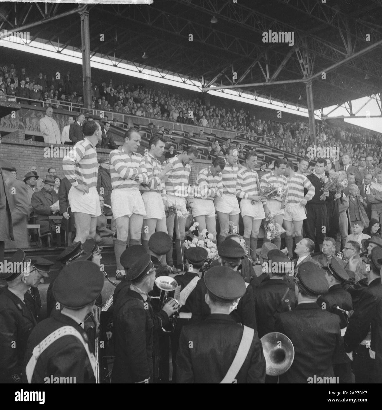 Colore bianco-blu cerimonia presso lo Stadio Olimpico. Team sulla tribuna onorario Data: 28 maggio 1961 Parole chiave: squadre, onori Nome istituto: Stadio Olimpico Foto Stock