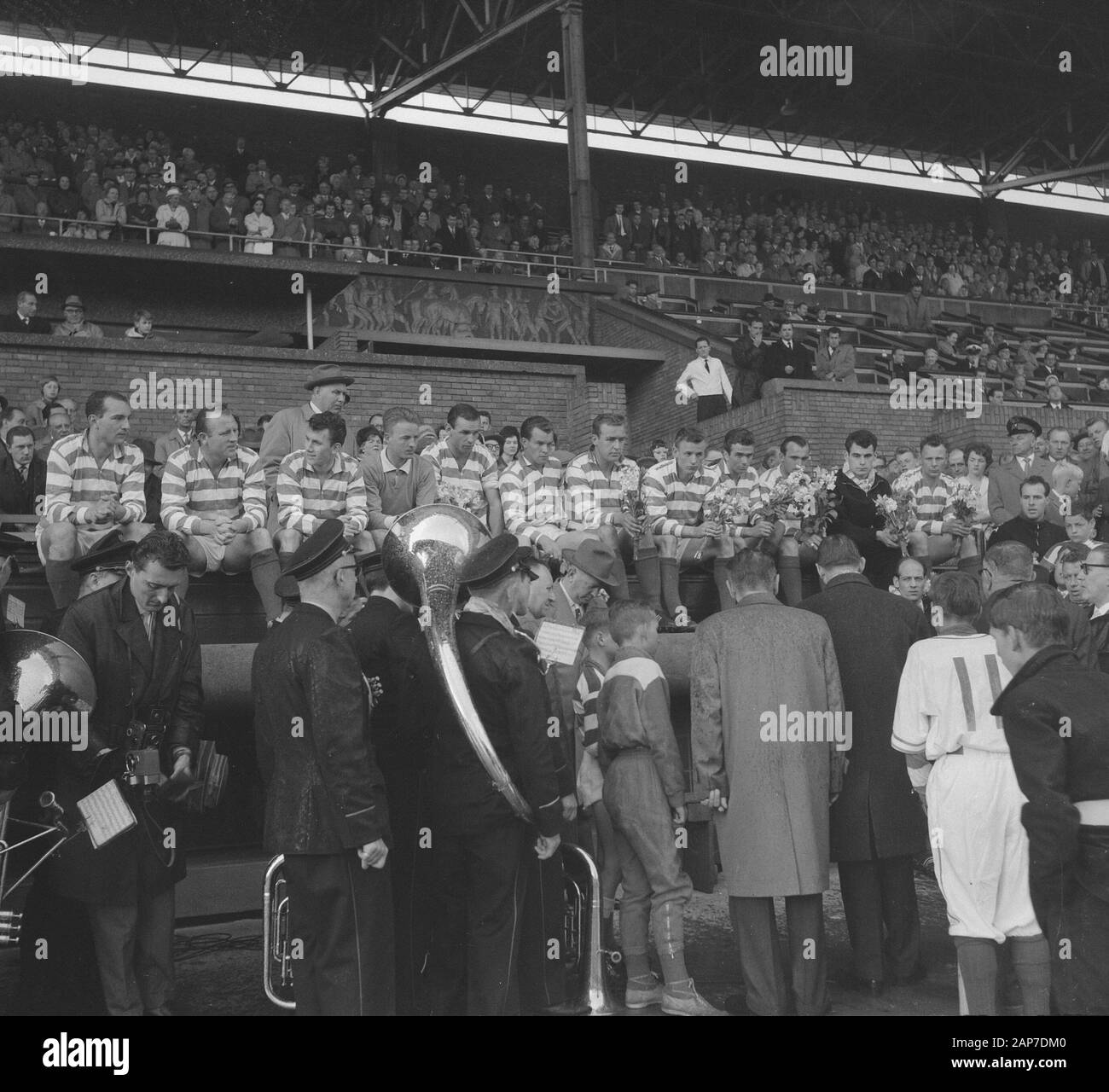 Colore bianco-blu cerimonia presso lo Stadio Olimpico. Team sulla tribuna onorario Data: 28 maggio 1961 Parole chiave: squadre, onori Nome istituto: Stadio Olimpico Foto Stock