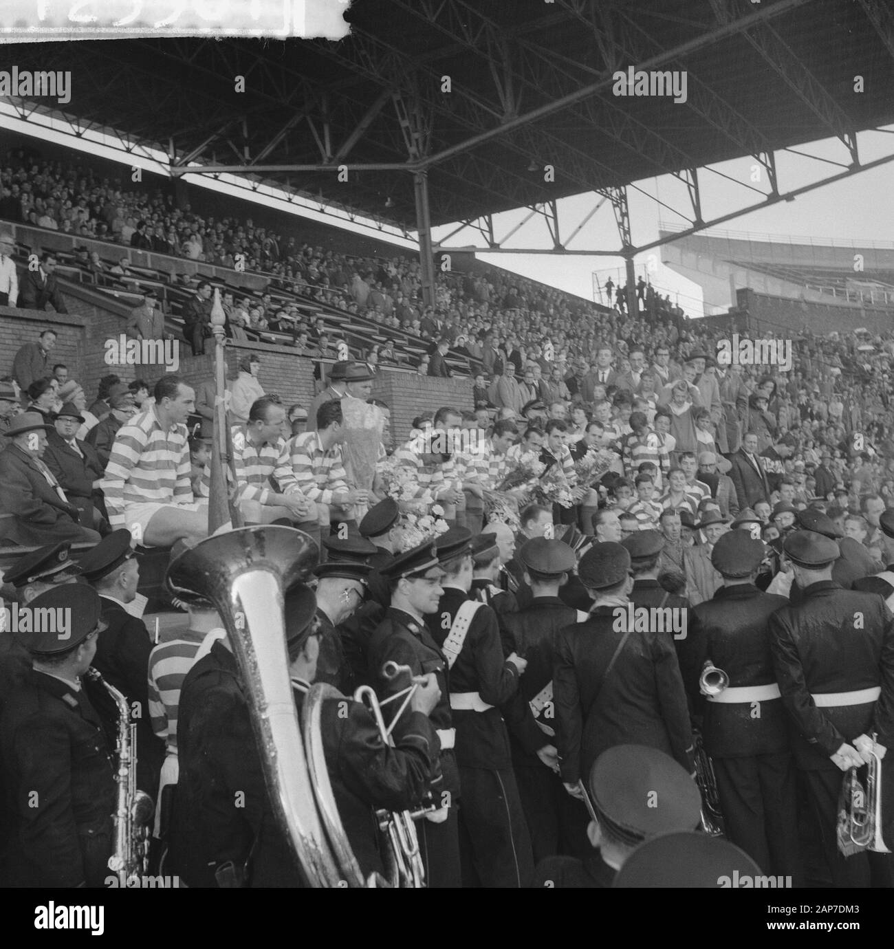 Colore bianco-blu cerimonia presso lo Stadio Olimpico. Team sulla tribuna onorario Data: 28 maggio 1961 Parole chiave: squadre, onori Nome istituto: Stadio Olimpico Foto Stock