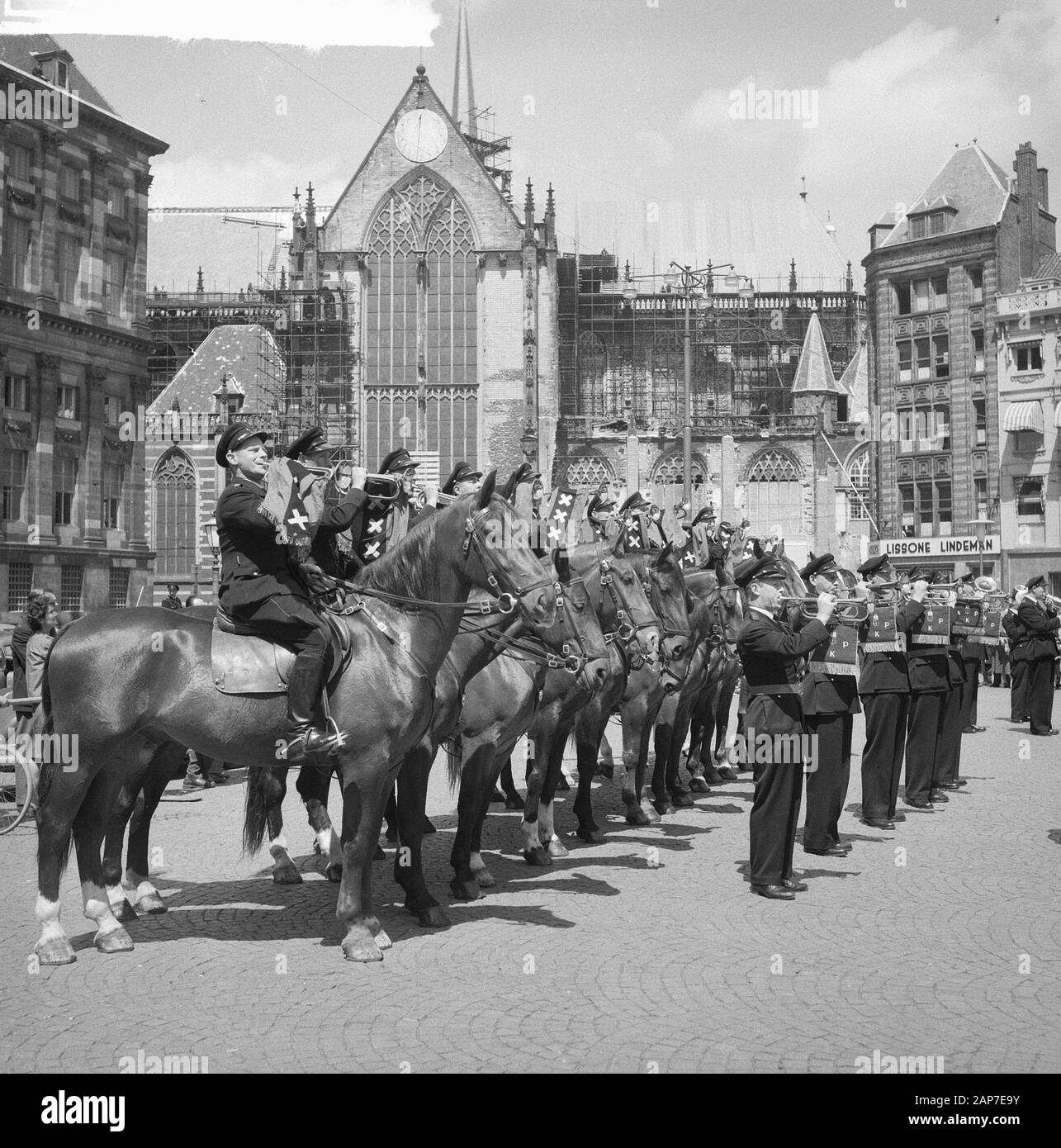 L'Amsterdams corpi di polizia sulla diga guidato da Rosa Data: 19 giugno 1961 Location: Amsterdam, Noord-Holland Parole chiave: piombo Foto Stock