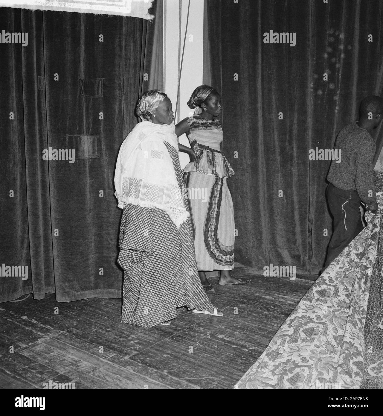 Danza africana Compagnia del Senegal. Prestazioni in Kurzaal Data: 20 luglio 1961 Parole chiave: Spettacoli Nome istituto: Kurhaus Foto Stock