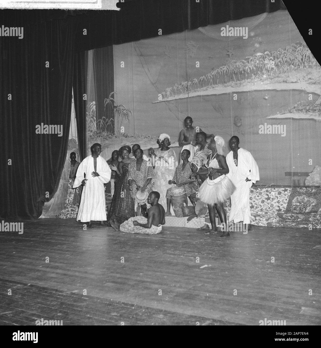 Danza africana Compagnia del Senegal. Prestazioni in Kurzaal Data: 20 luglio 1961 Parole chiave: Spettacoli Nome istituto: Kurhaus Foto Stock