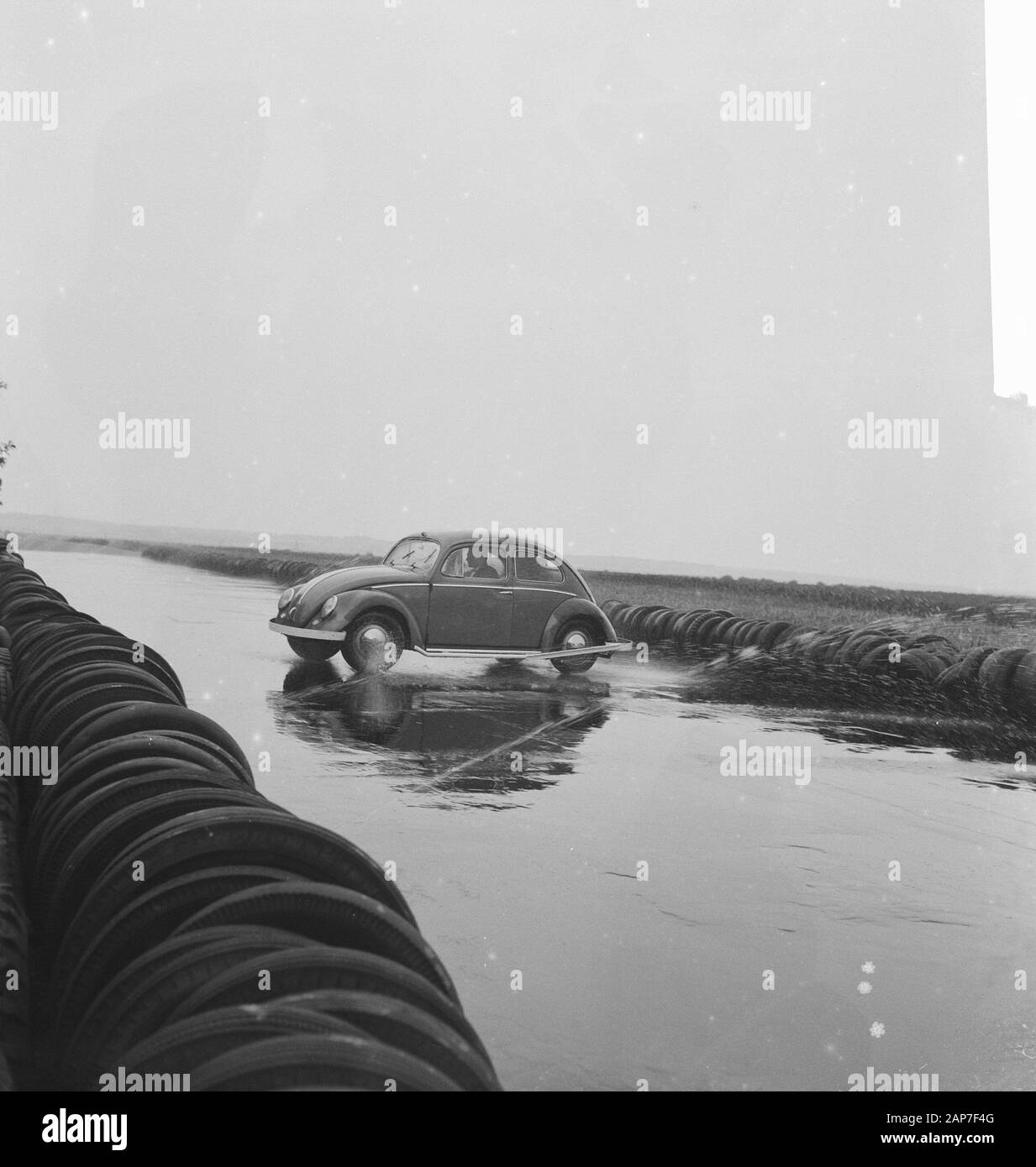 Anti-slittamento nella scuola di Arnhem. Lo slittamento auto Data: 12 settembre 1961 Luogo: Arnhem Parole chiave: automobili, educazione, traffico Nome istituto: Volkswagen Foto Stock