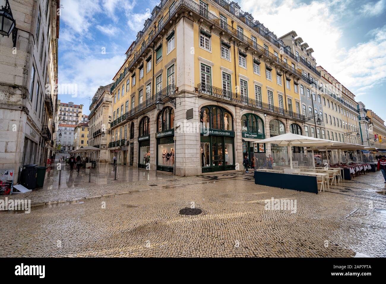 Lisbona, Portogallo - strade della città dopo la pioggia Foto Stock