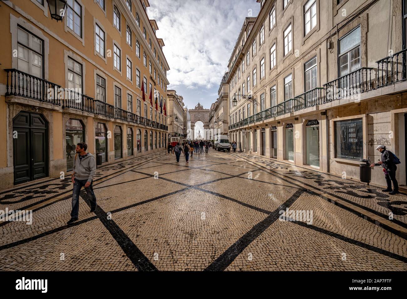 Lisbona, Portogallo - strade della città dopo la pioggia Foto Stock