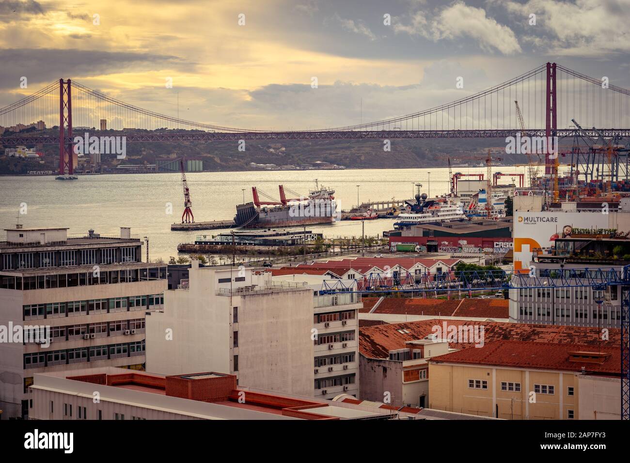 Lisbona, Portogallo - zona portuale affacciata sul ponte 25 de Abril Foto Stock