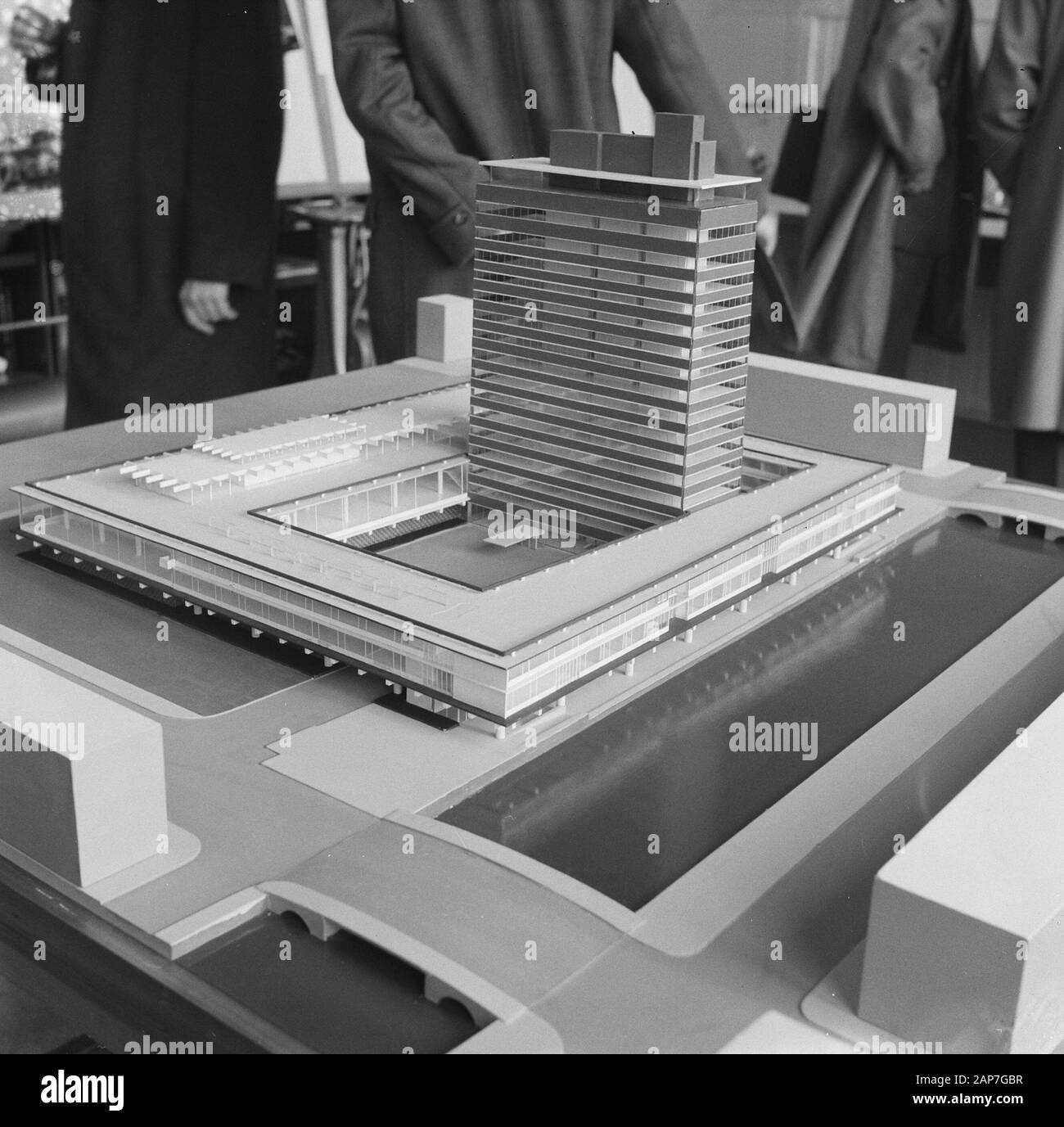 Sindaco di Hall heit nuova pole per la banca olandese. Visualizzazione del modello Data: 6 novembre 1961 Luogo: Amsterdam, Noord-Holland Parole chiave: edilizia, sindaci nome personale: Hall, Gijs van Foto Stock