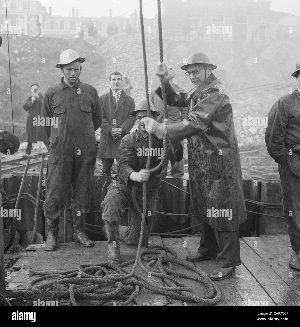 Sindaco di Hall heit nuova pole per la banca olandese Data: 6 novembre 1961 Luogo: Amsterdam, Noord-Holland Parole chiave: costruzione, sindaci nome personale: Hall, Gijs van Foto Stock