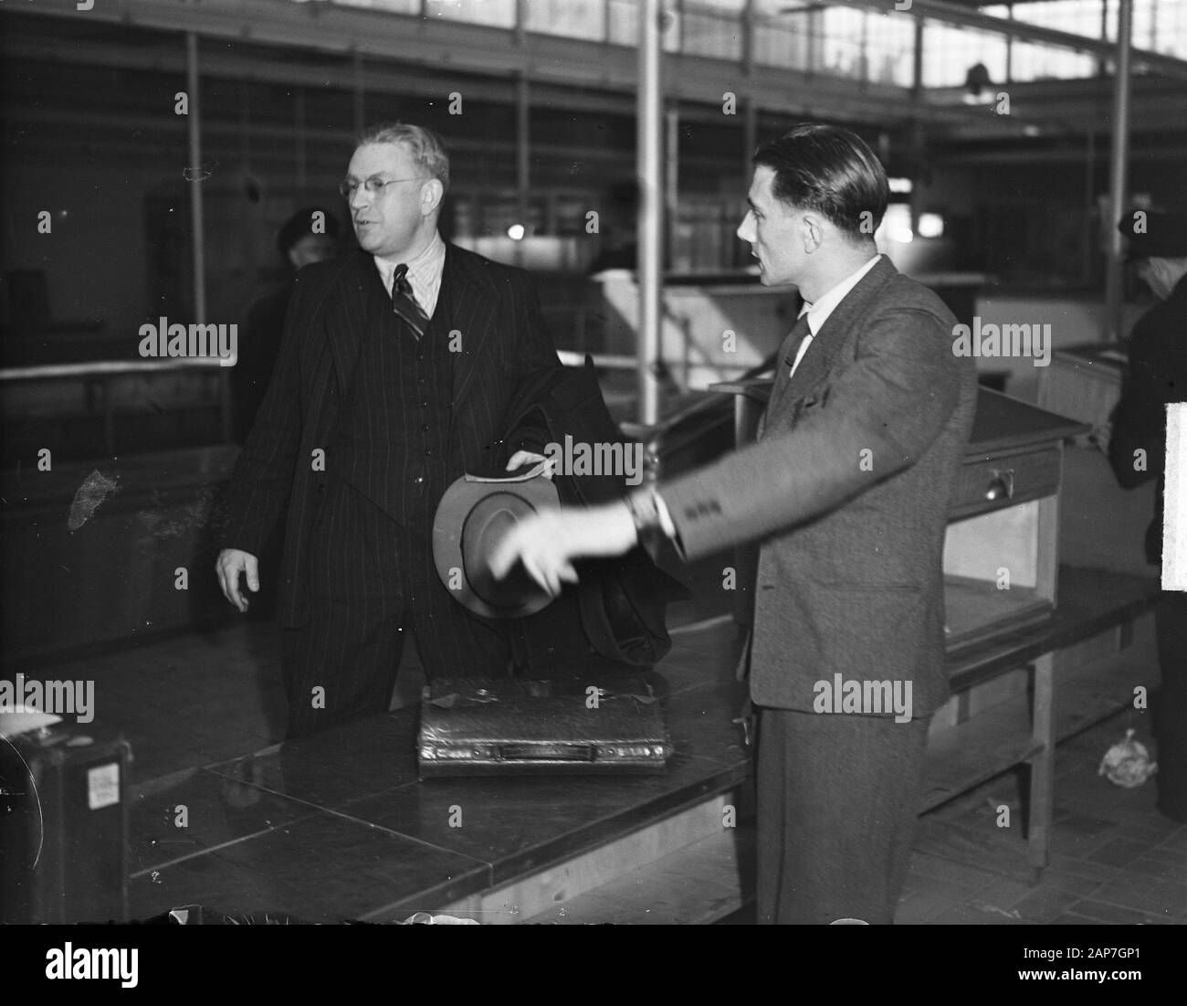 Arrivo Ds. Jansen a Schiphol alla dogana Data: 17 marzo 1949 Luogo: Noord-Holland, Schiphol Parole chiave: arrivo, CUSTOMENE nome personale: Ds. Jansen Foto Stock