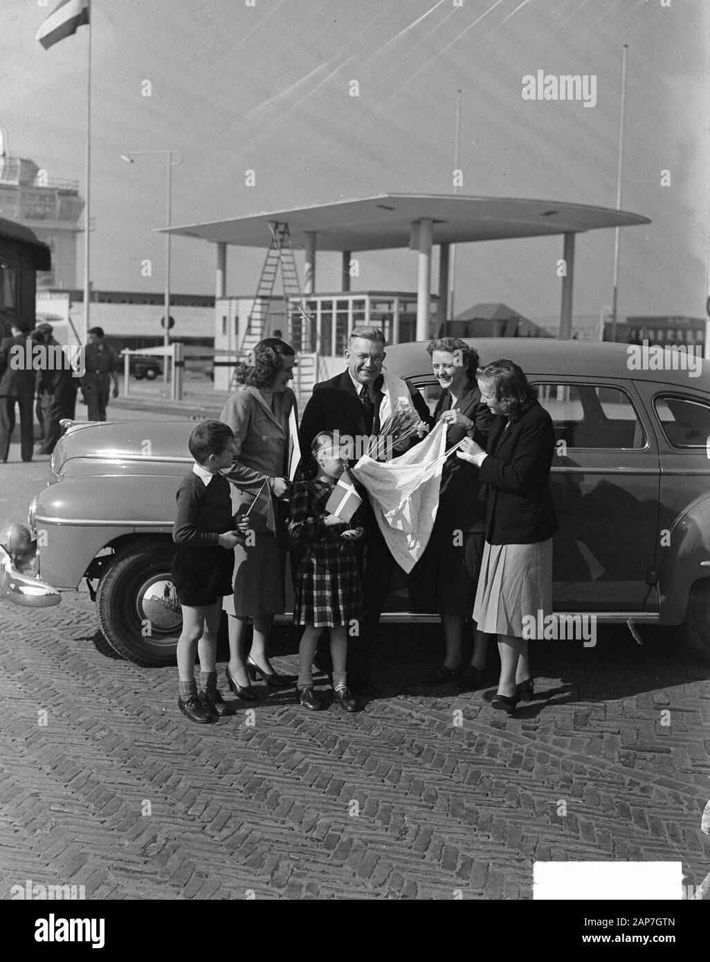 Arrivo Ds. Jansen a Schiphol con i figli del sig. Smulders Annotazione: Donna sulla sinistra contiene una piastra di pubblicità di Bonera zuccheri nuziale. I bambini hanno svedese e danese bandiera in mano? Data: 17 marzo 1949 Luogo: Noord-Holland, Schiphol Parole chiave: arrivo, bambini nome personale: Ds. Jansen, il sig. Smulders Foto Stock
