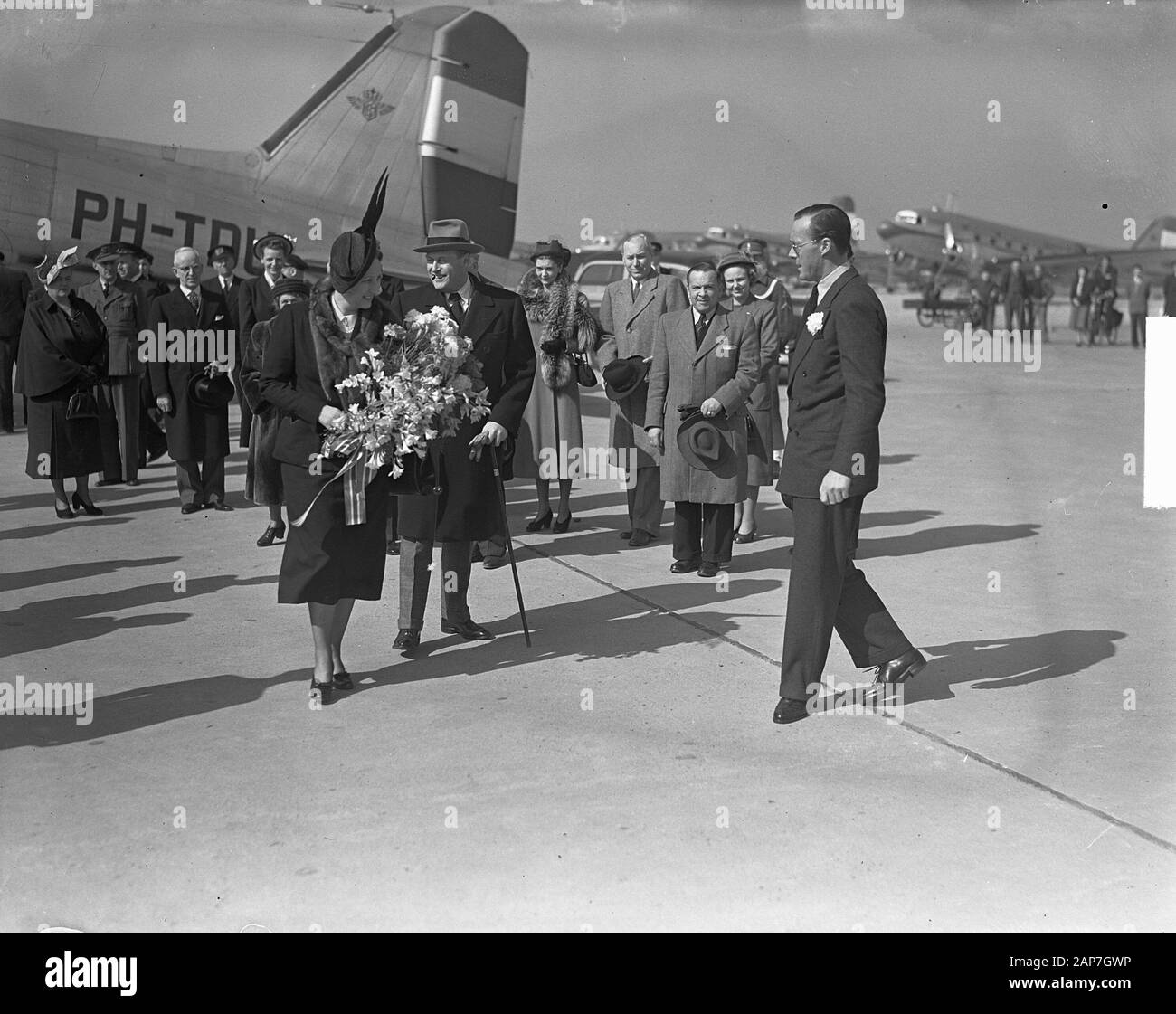 Arrivo Crown Princess Marta e Kroonprins Olaf Schiphol Data: 31 marzo 1949 Luogo: Noord-Holland, Schiphol Parole chiave: arrivo nome personale: Martha Louise, Principessa di Norvegia, Olav, principe di Norvegia Foto Stock