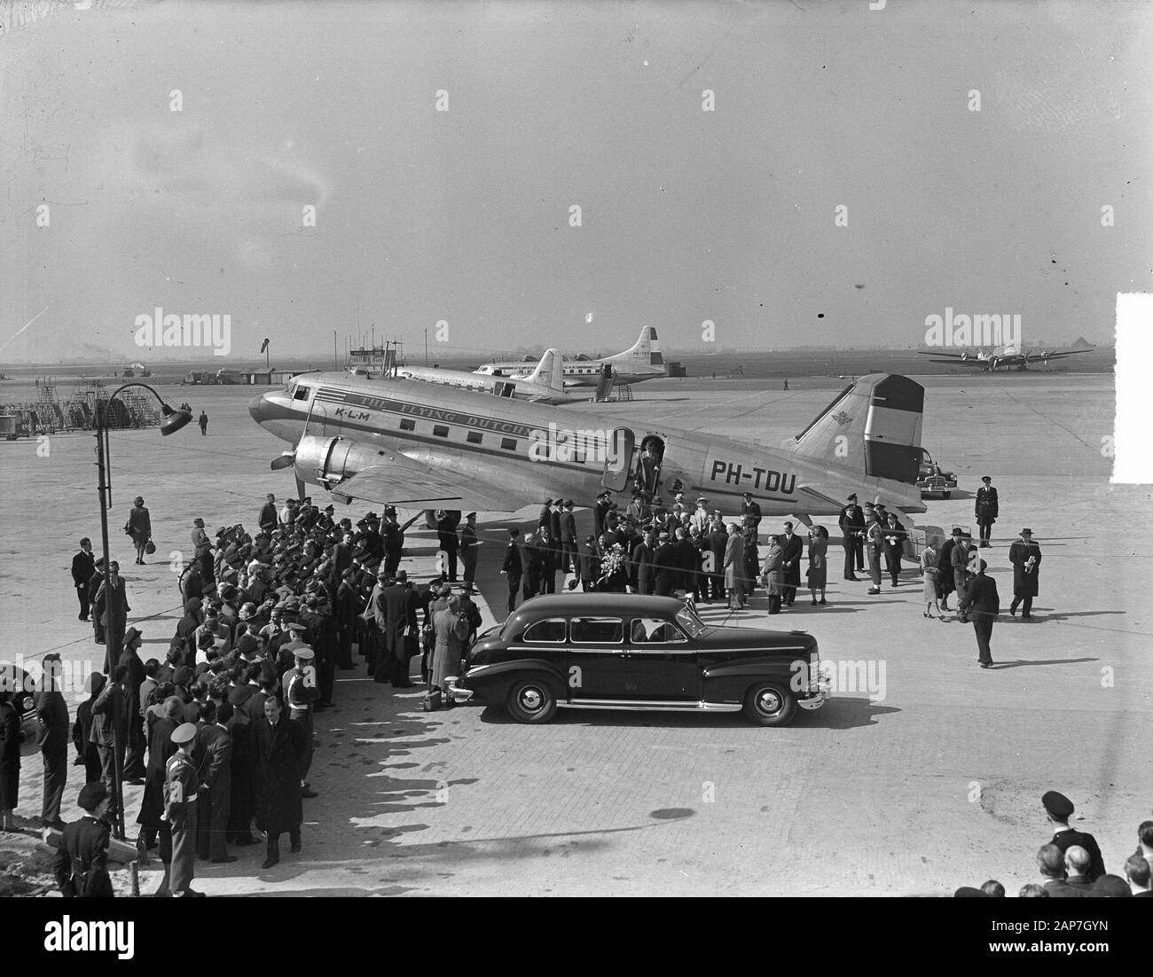 Arrivo Crown Princess Marta e Kroonprins Olaf Schiphol Data: 31 marzo 1949 Luogo: Noord-Holland, Schiphol Parole chiave: arrivo nome personale: Martha Louise, Principessa di Norvegia, Olav, principe di Norvegia Foto Stock