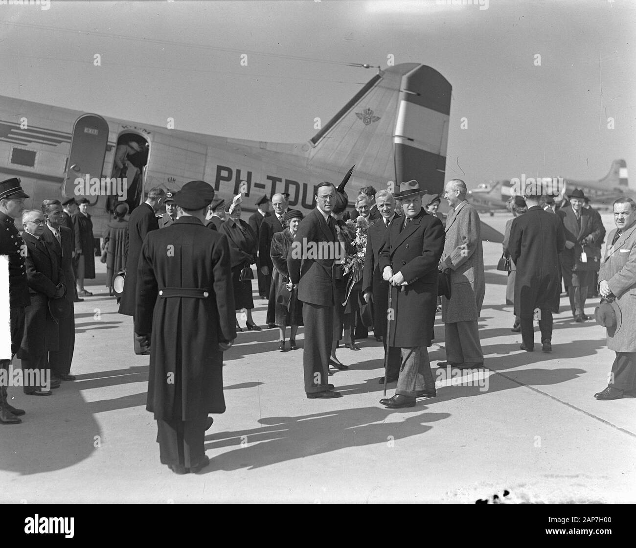 Arrivo Crown Princess Marta e Kroonprins Olaf Schiphol Data: 31 marzo 1949 Luogo: Noord-Holland, Schiphol Parole chiave: arrivo nome personale: Martha Louise, Principessa di Norvegia, Olav, principe di Norvegia Foto Stock