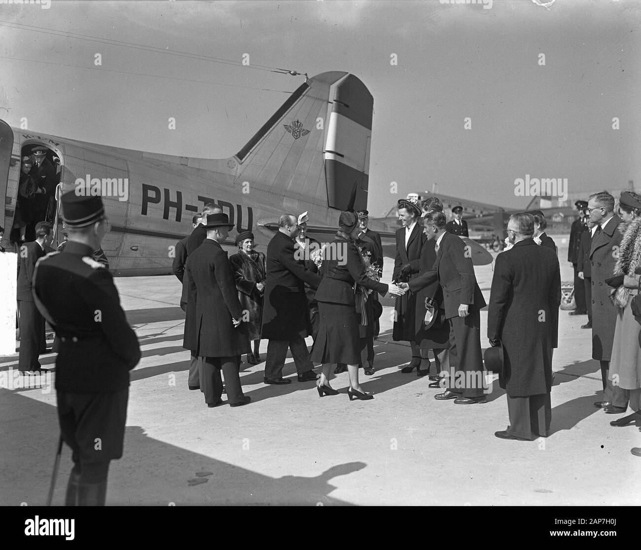 Arrivo Crown Princess Marta e Kroonprins Olaf Schiphol Data: 31 marzo 1949 Luogo: Noord-Holland, Schiphol Parole chiave: arrivo nome personale: Martha Louise, Principessa di Norvegia, Olav, principe di Norvegia Foto Stock