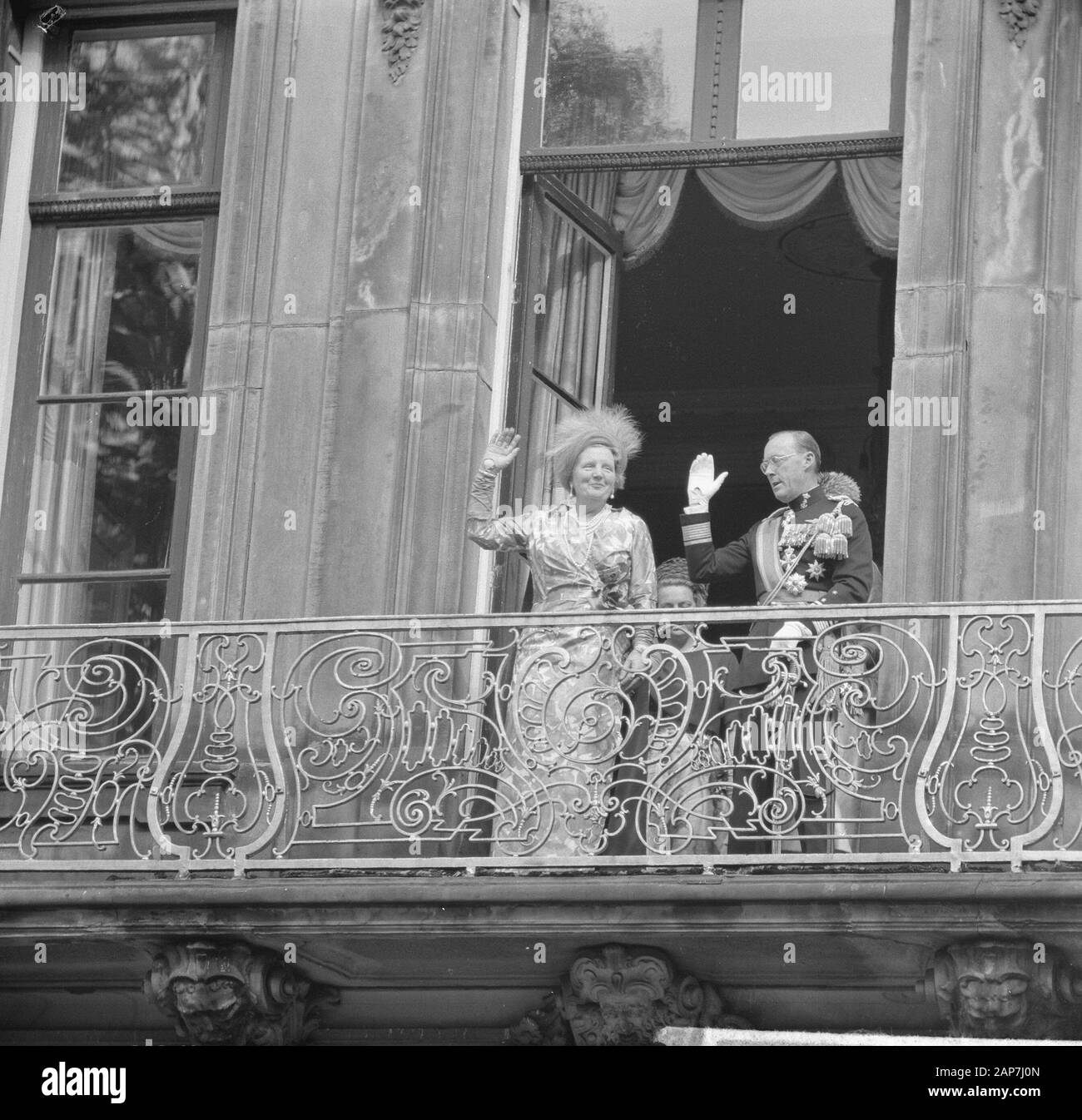 La famiglia reale sul balcone, della Regina e del principe Bernhard Data: 18 settembre 1962 Parole chiave: balconi, famiglie, Queens nome personale: Bernhard, principe Foto Stock