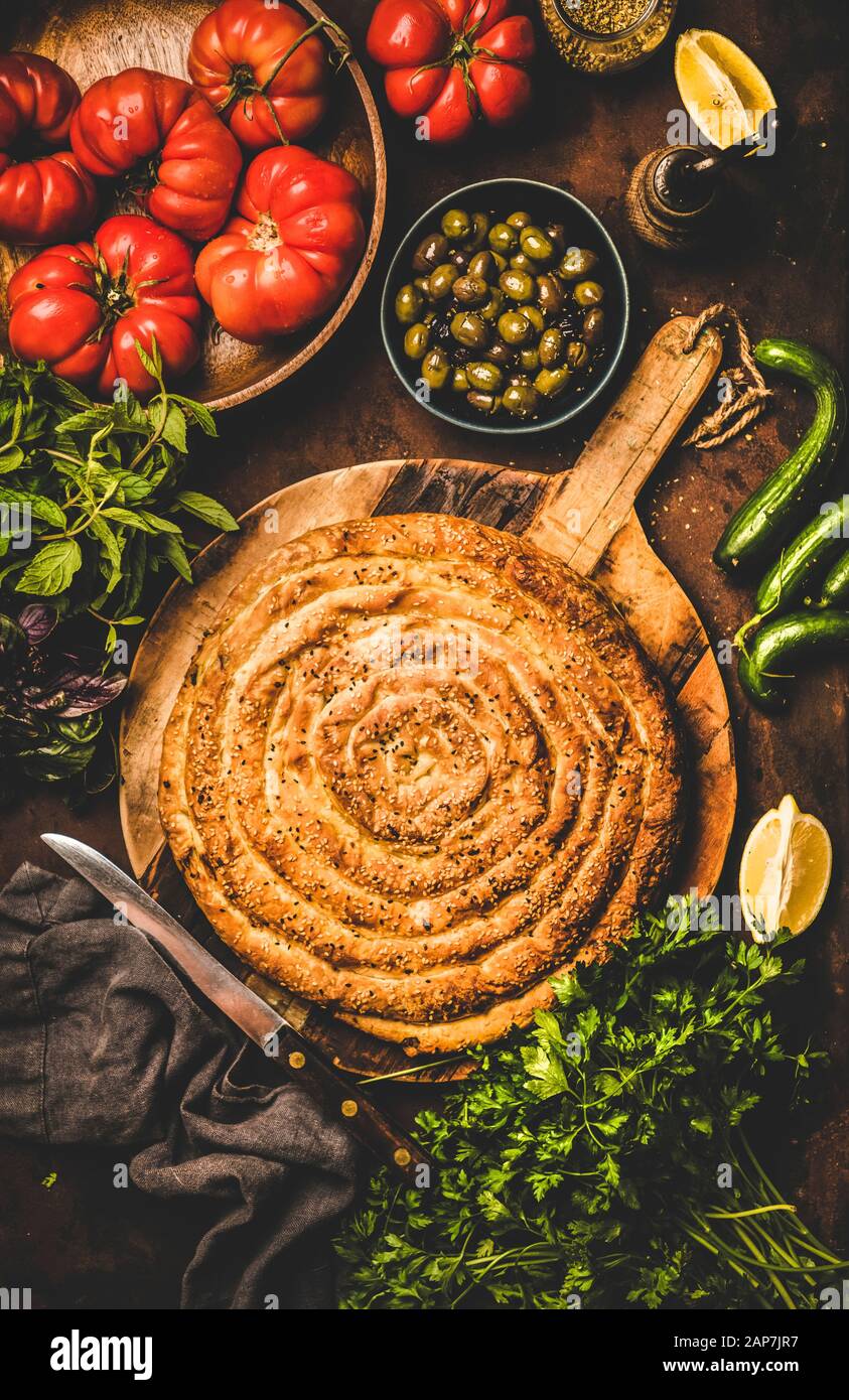 Bagno turco tradizionale sfoglia per la prima colazione o il motorino di avviamento da . Piatto di laici borek turco torta con ripieno di spinaci e di ingredienti vegetali su tavolo arrugginita Foto Stock