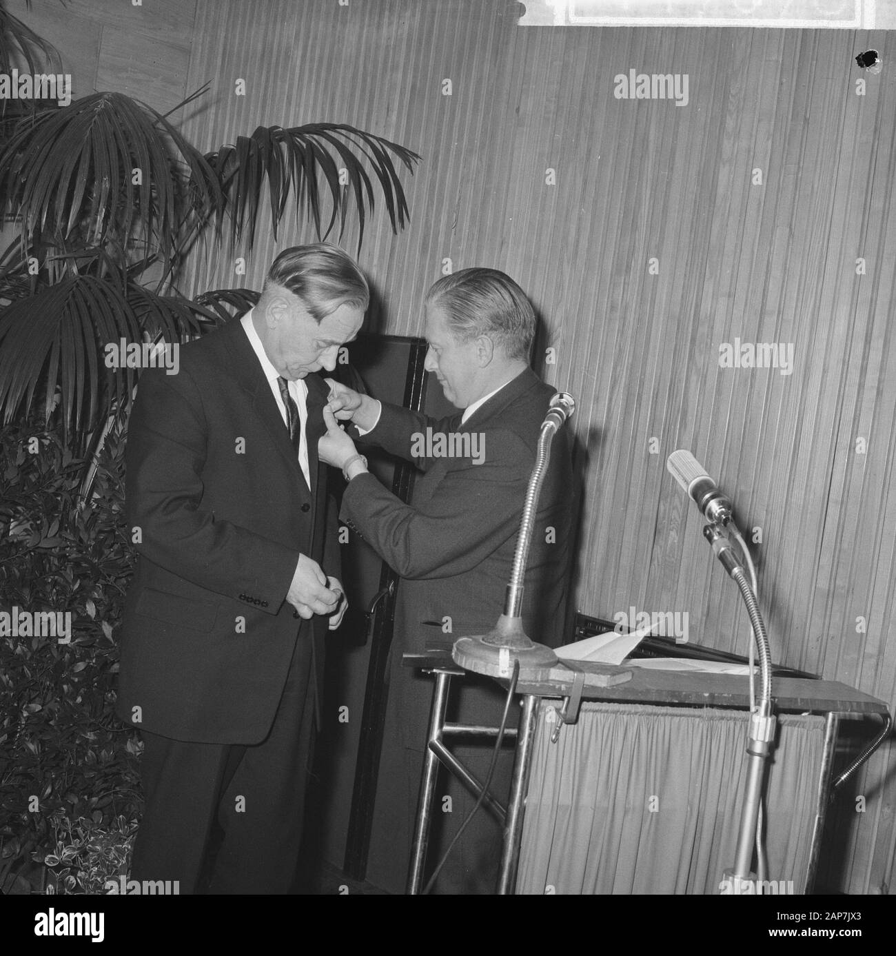 Il sig. J. W. Lebon aggiudicati gli ufficiali Ordine di Orange Nassau, Lebon a sinistra, a destra il Segretario di Istruzione Arte e Scienza Data: Gennaio 12, 1963 Parole chiave: distinzione, segretari nome personale: J. W. Lebon Foto Stock