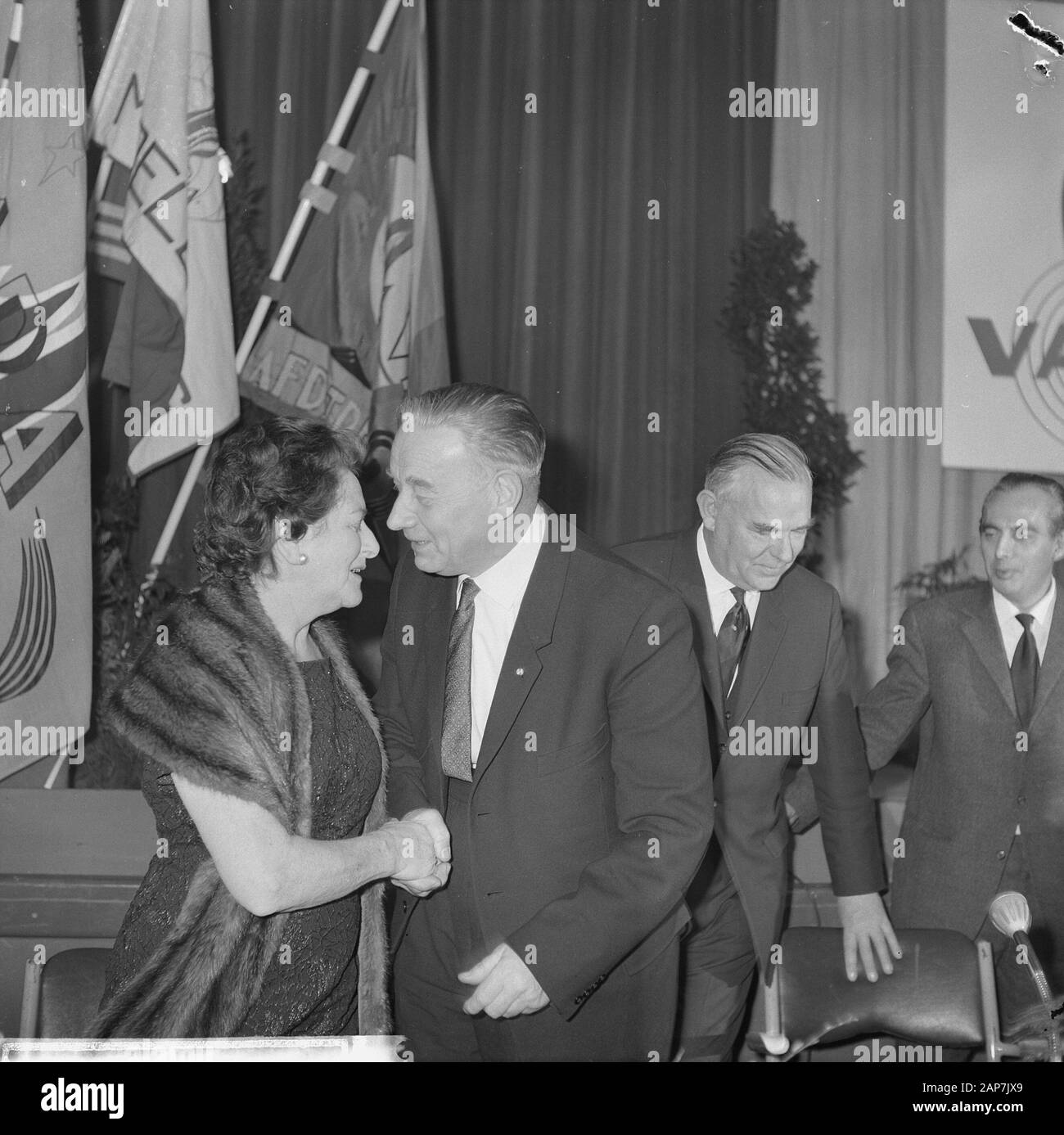 Il sig. J. W. Lebon aggiudicati i funzionari Ordine di Orange Nassau, la sig.ra Lebon si congratula con il marito, il divorzio segretario $Data: Gennaio 12, 1963 Parole chiave: distinzione, segretari nome personale: J. W. Lebon Foto Stock