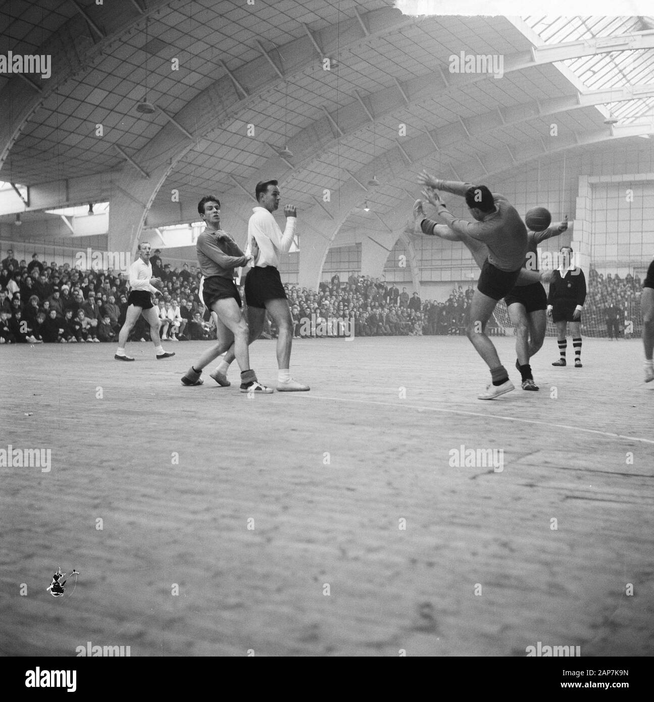 Aalsmeer contro Niloc, la sala da ballo di pallamano, attacco contro il bersaglio Niloc Data: 17 febbraio 1963 Luogo: Aalsmeer, Noord-Holland Parole chiave: Zaalhandball, attacchi Institutionname: Niloc Foto Stock