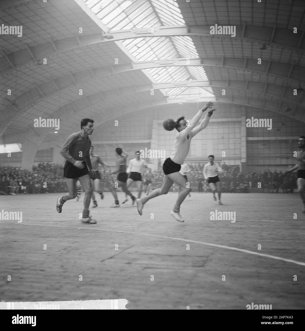 Aalsmeer contro Niloc, la sala da ballo di pallamano, attacco contro il bersaglio Niloc Data: 17 febbraio 1963 Luogo: Aalsmeer, Noord-Holland Parole chiave: Zaalhandball, attacchi Institutionname: Niloc Foto Stock
