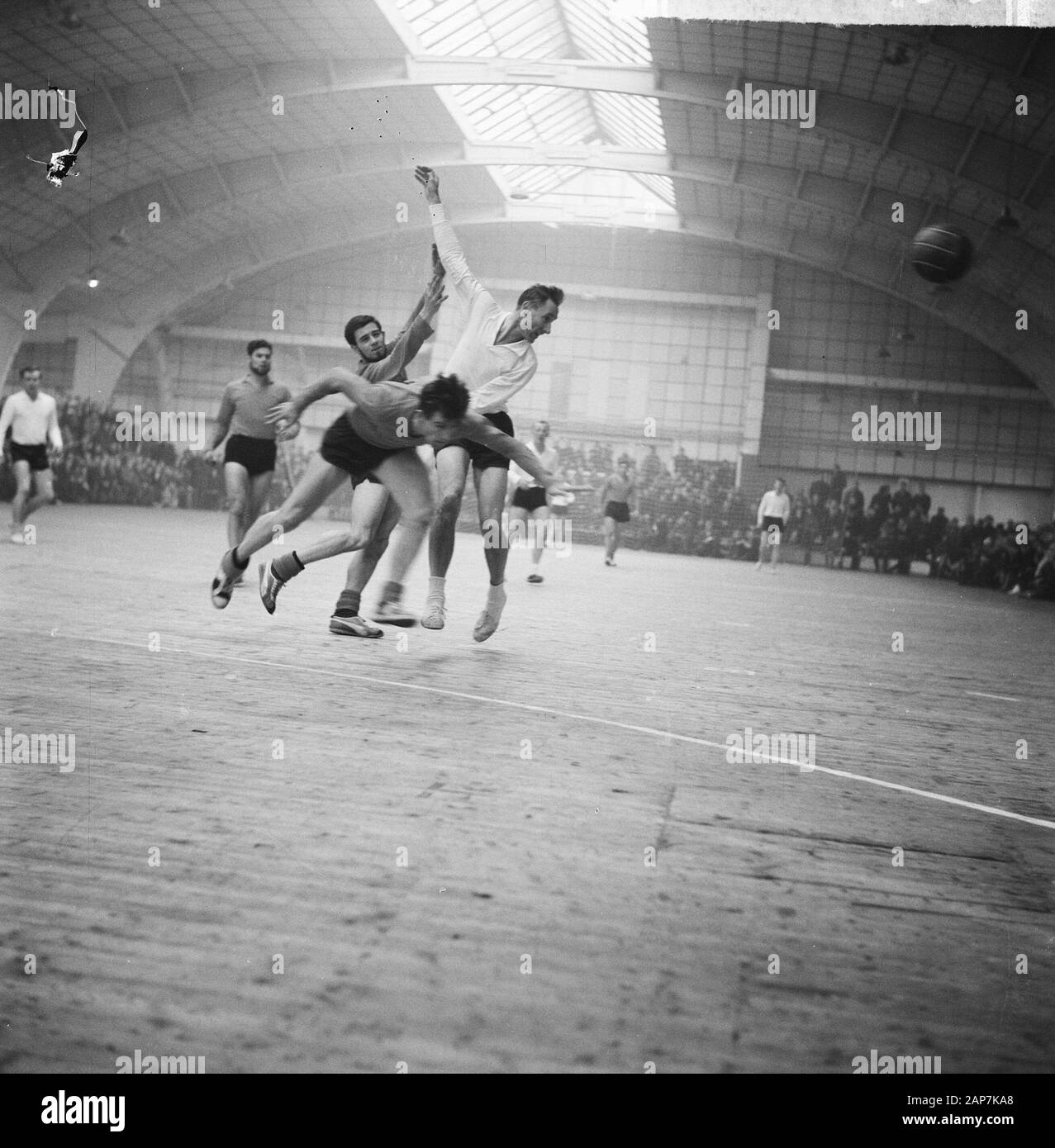 Aalsmeer contro Niloc, la sala da ballo di pallamano, attacco contro il bersaglio Niloc Data: 17 febbraio 1963 Luogo: Aalsmeer, Noord-Holland Parole chiave: Zaalhandball, attacchi Institutionname: Niloc Foto Stock