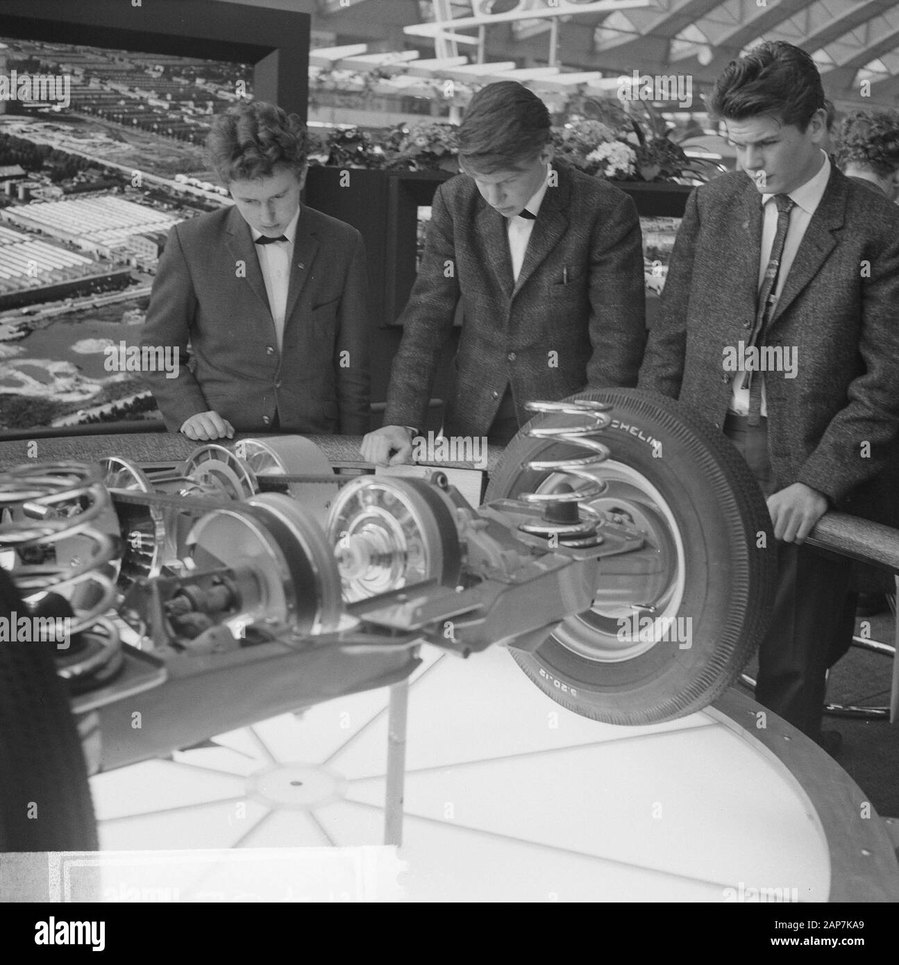 Salone dell'auto in Palazzo Rai di Amsterdam Data: 16 febbraio 1963 Luogo: Amsterdam, Noord-Holland Parole chiave: automobili, mostre Nome istituto: RAI Foto Stock