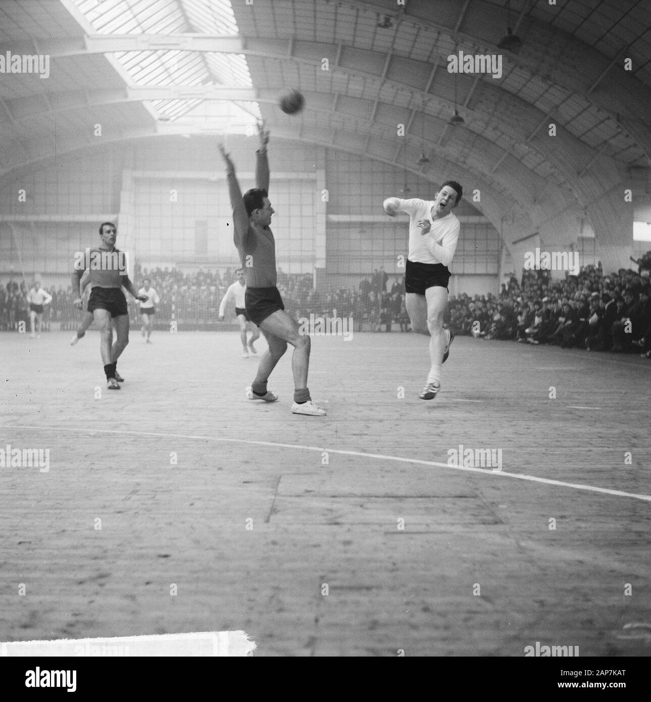 Aalsmeer contro Niloc, la sala da ballo di pallamano, attacco contro il bersaglio Niloc Data: 17 febbraio 1963 Luogo: Aalsmeer, Noord-Holland Parole chiave: Zaalhandball, attacchi Institutionname: Niloc Foto Stock