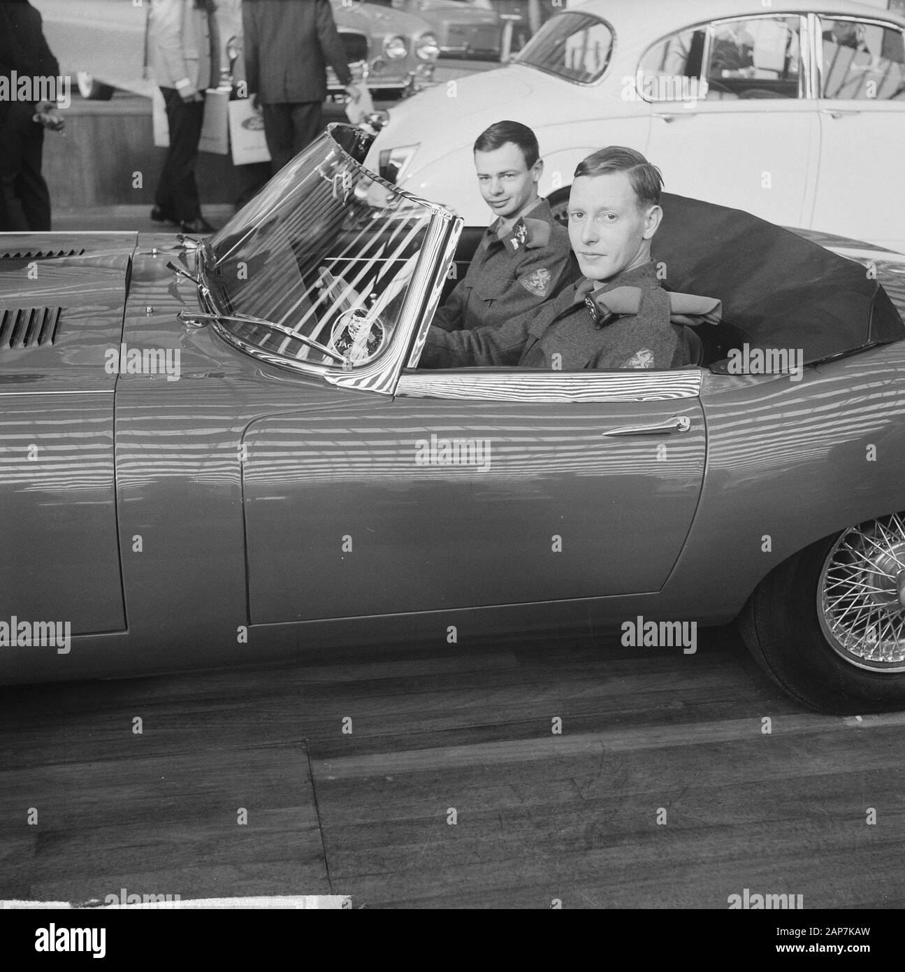 Salone dell'auto in Palazzo Rai di Amsterdam Data: 16 febbraio 1963 Luogo: Amsterdam, Noord-Holland Parole chiave: automobili, mostre Nome istituto: RAI Foto Stock