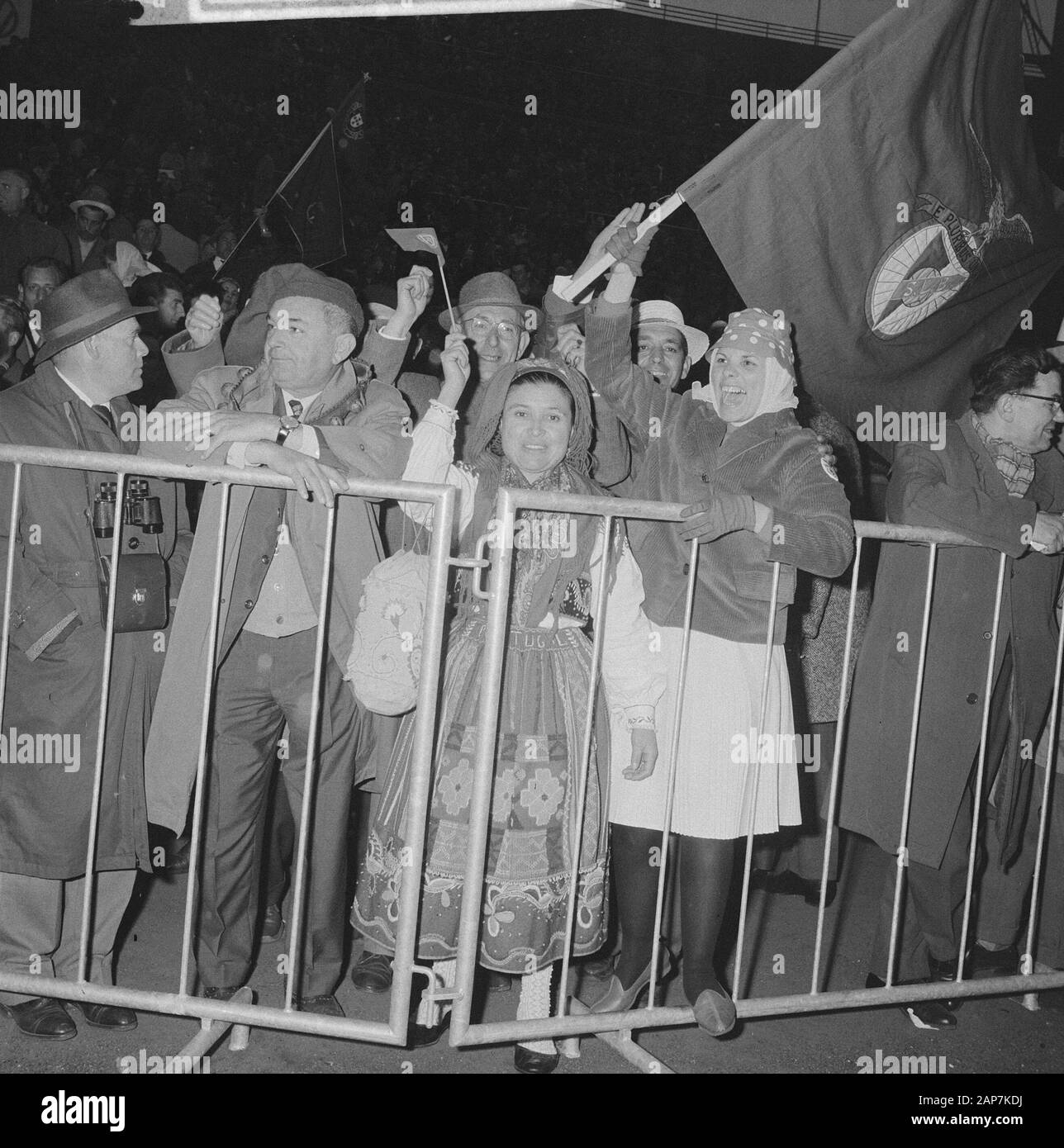 Beufica contro il Real Madrid 5-3 public Data: Maggio 2, 1962 Parole chiave: pubblico, sport, calcio Nome istituto: Real Madrid Foto Stock