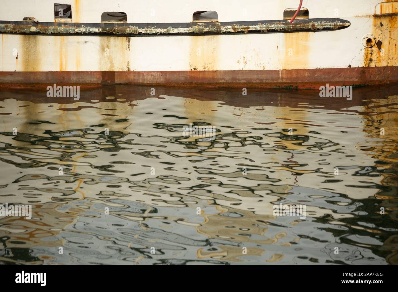 Una vecchia barca da pesca arrugginita è inattiva. Foto Stock