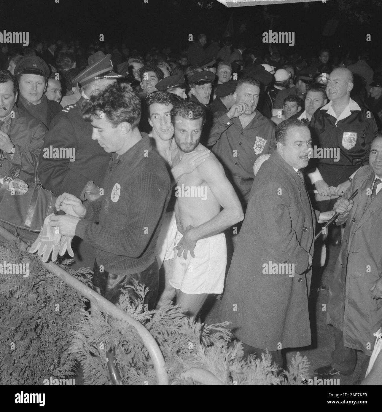 Beufica contro il Real Madrid 5-3 public Data: Maggio 2, 1962 Parole chiave: pubblico, sport, calcio Nome istituto: Real Madrid Foto Stock