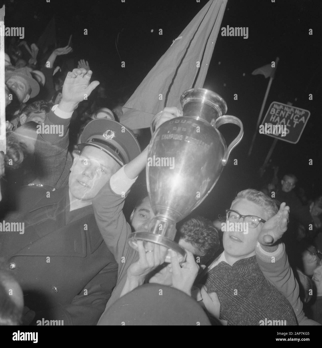 Beufica contro il Real Madrid 5-3 public Data: Maggio 2, 1962 Parole chiave: pubblico, sport, calcio Nome istituto: Real Madrid Foto Stock