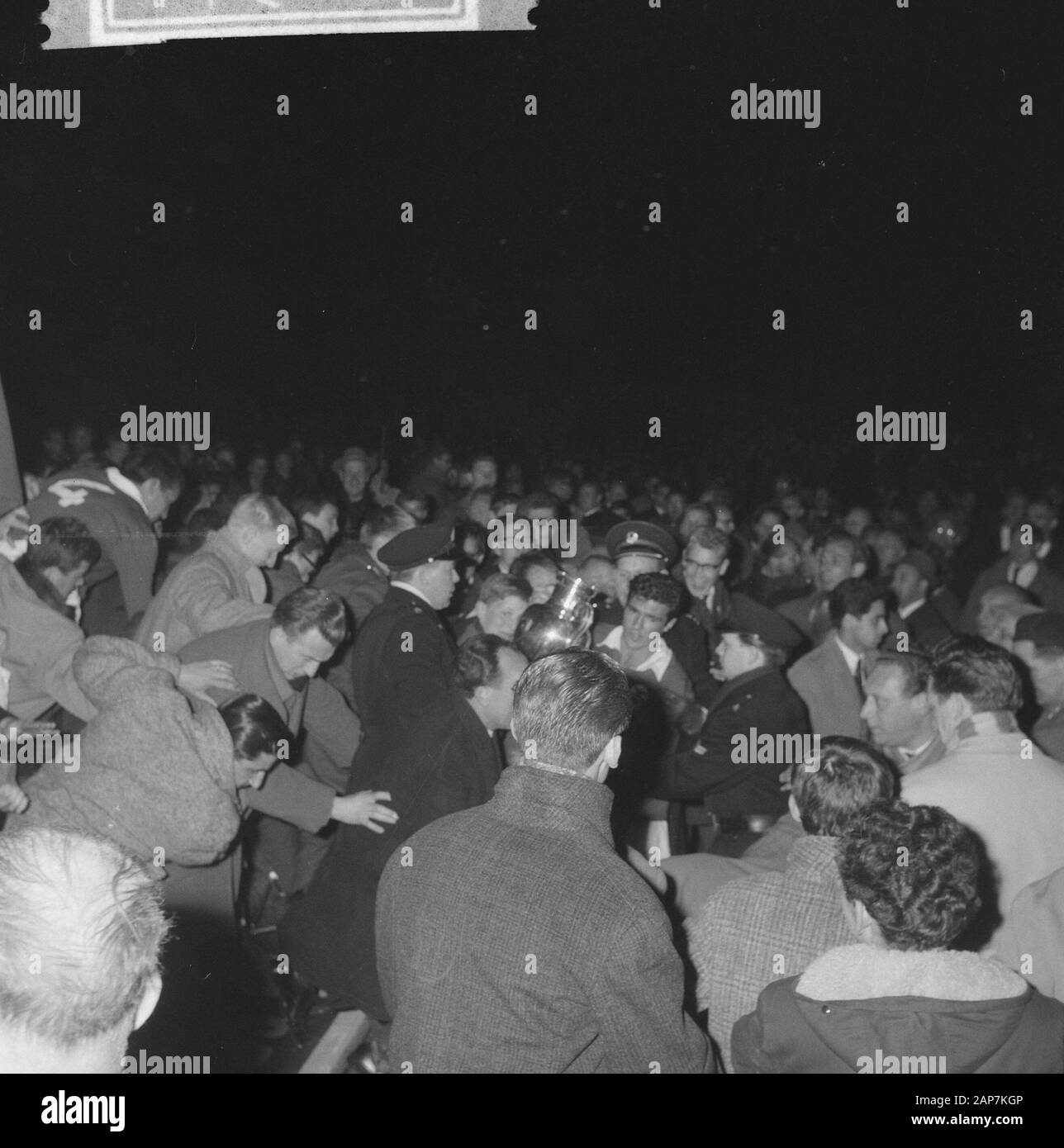 Beufica contro il Real Madrid 5-3 public Data: Maggio 2, 1962 Parole chiave: pubblico, sport, calcio Nome istituto: Real Madrid Foto Stock