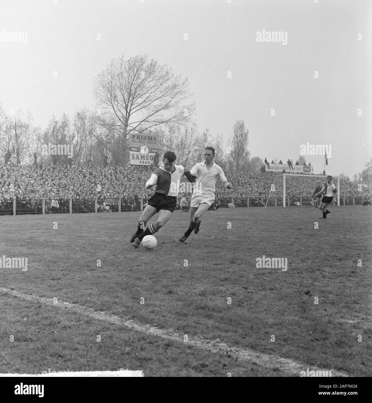 ADO vs. Feijenoord 1-1.Kreijermaat con palla al piede Data: 28 aprile 1963 Luogo: Den Haag Parole chiave: sport, calcio Personname: Kreijermaat, Reinier Nome istituto: Feyenoord Foto Stock