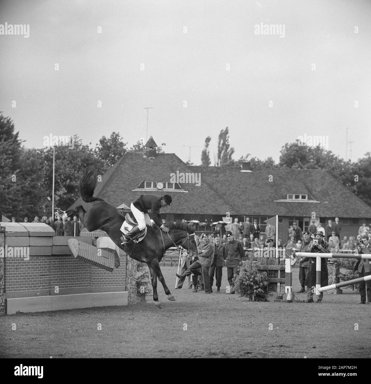 Il Concours Hippique in Sportpark Rightersbleekte Enschede de tedesco Ute Richter è sceso a cavallo Scholli Data: 22 giugno 1963 Location: Enschede Parole chiave: concorsi, sport parchi Foto Stock