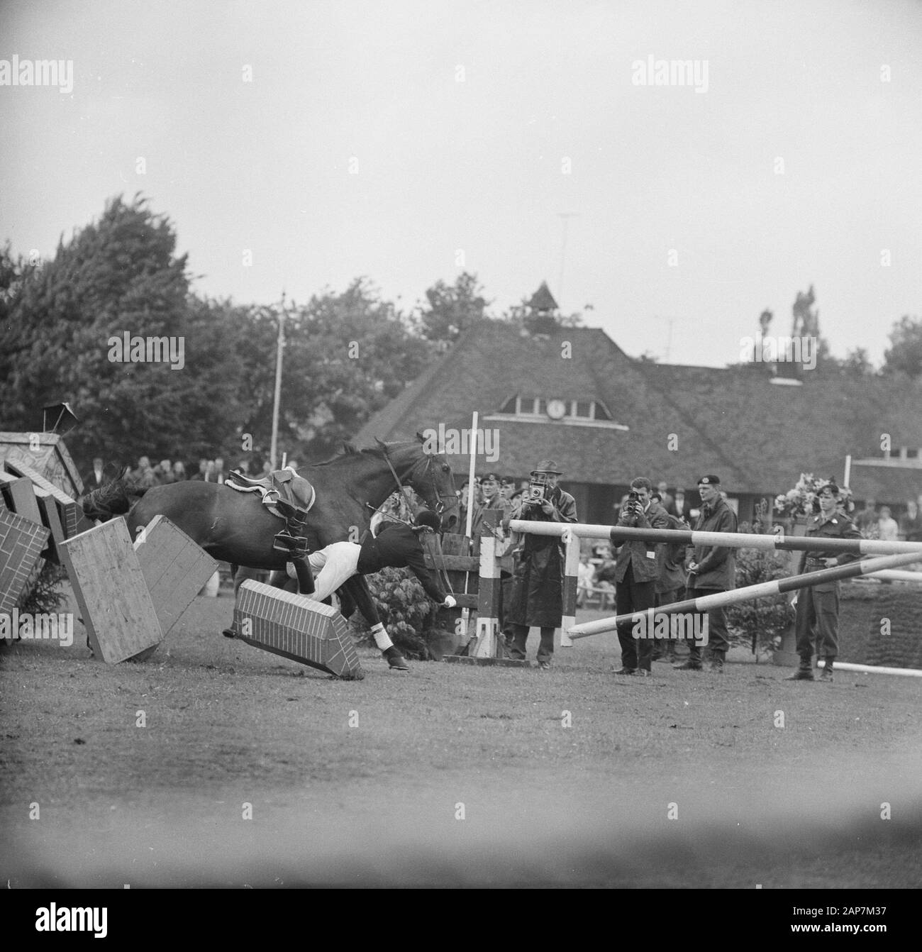 Il Concours Hippique in Sportpark Rightersbleekte Enschede de tedesco Ute Richter è sceso a cavallo Scholli Data: 22 giugno 1963 Location: Enschede Parole chiave: concorsi, sport parchi Foto Stock